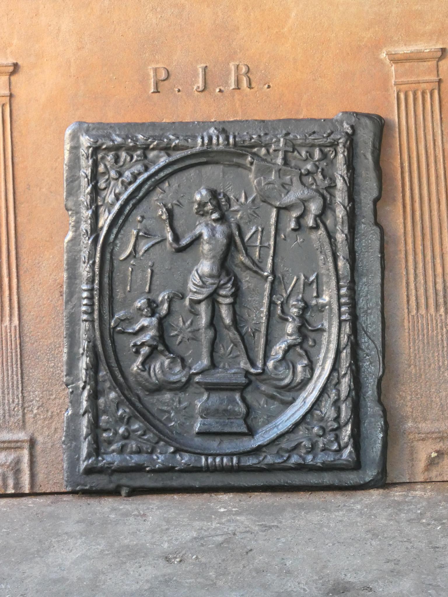 Caminetto tedesco di epoca Luigi XV del XVIII secolo con Gesù. Lo schienale del camino è in ghisa e presenta una patina nera / peltro. È in buone condizioni e non presenta crepe.