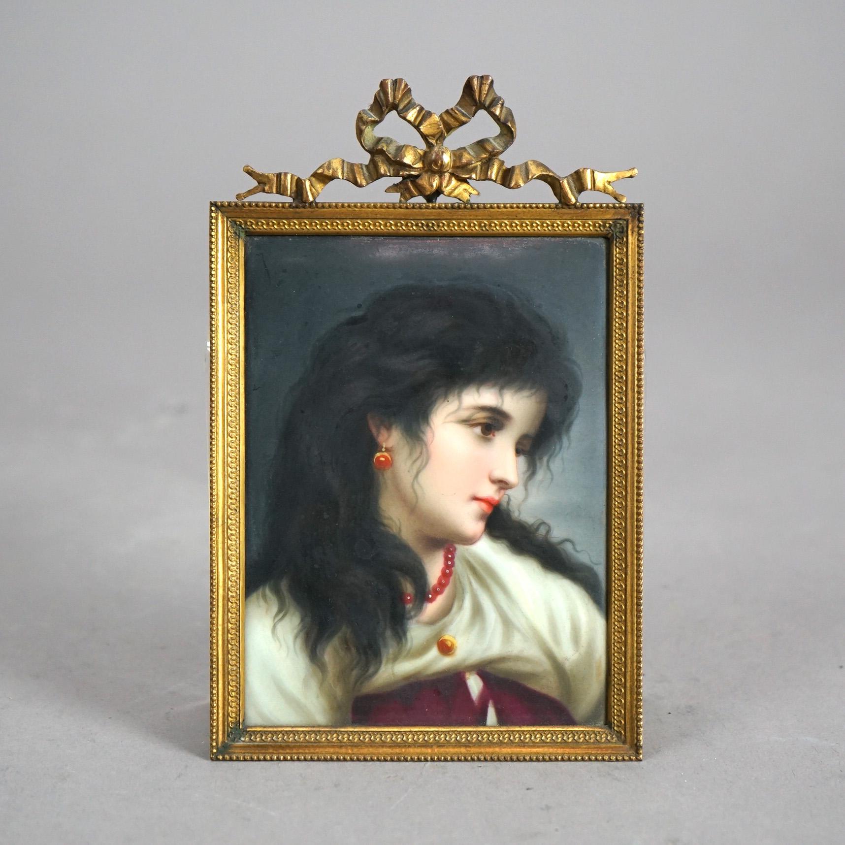 Un'antica targa tedesca alla maniera di KPM Porcelain offre un ritratto di donna dipinto a mano; seduta in una cornice a forma di arco; 1890 ca.

Misure: 5,5