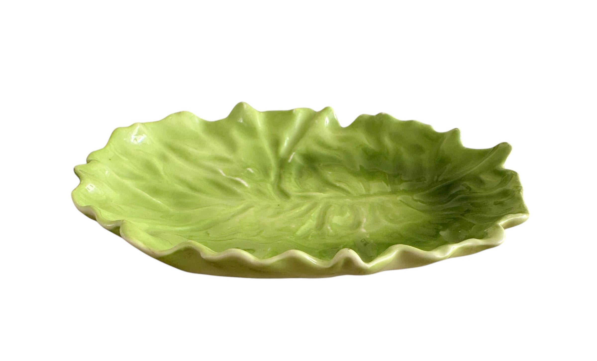  antico e affascinante piatto a foglia tedesco, firmato Bavaria, in un morbido verde vintage. Perfetto come portaoggetti decorativo, questo pezzo dona un tocco di eleganza ispirato alla natura a qualsiasi tavolo o cassettiera.

Unendo le tendenze