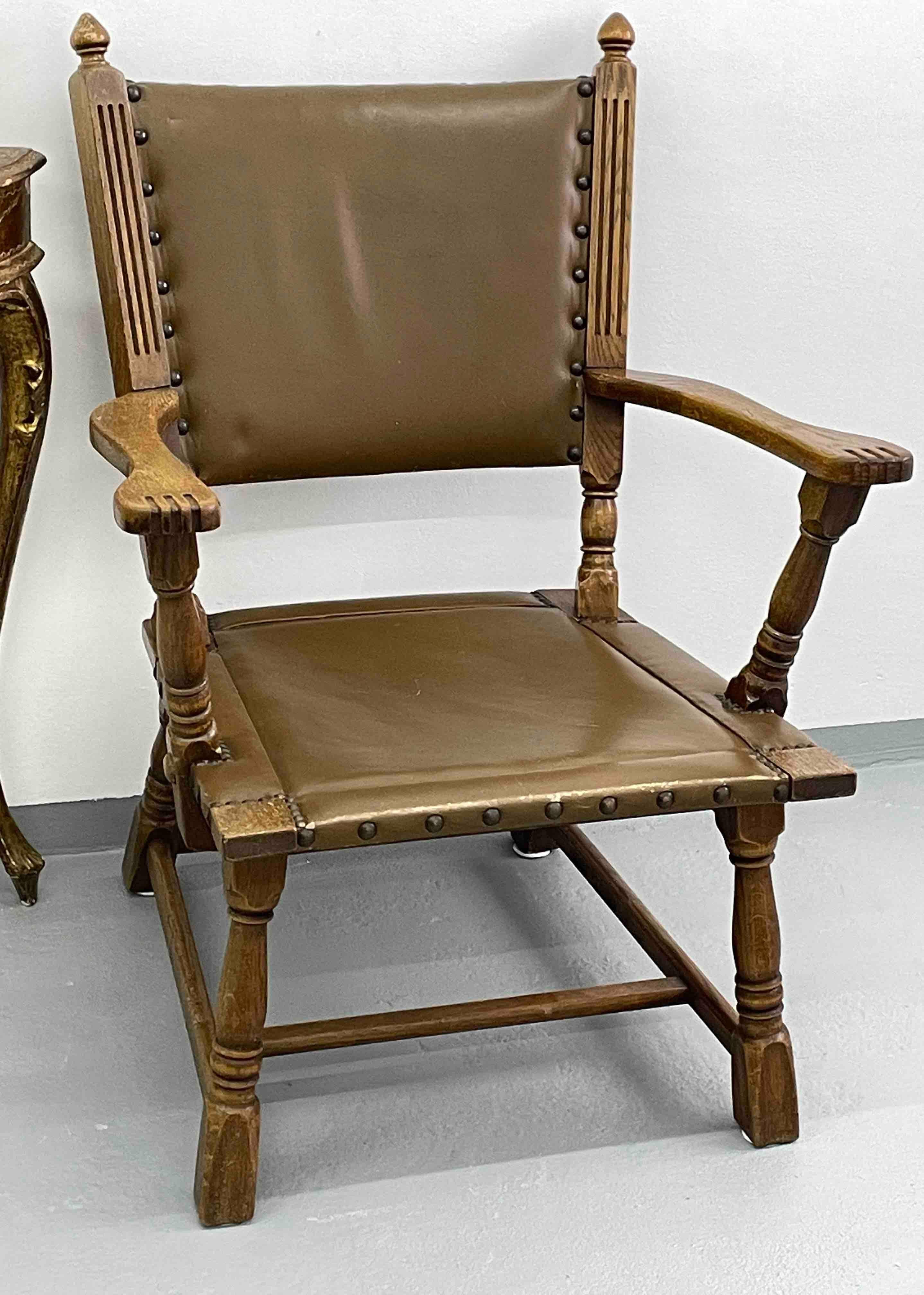 Antiker Sessel aus deutschem Leder und Holz mit Messingnägeln als Details im Angebot 3