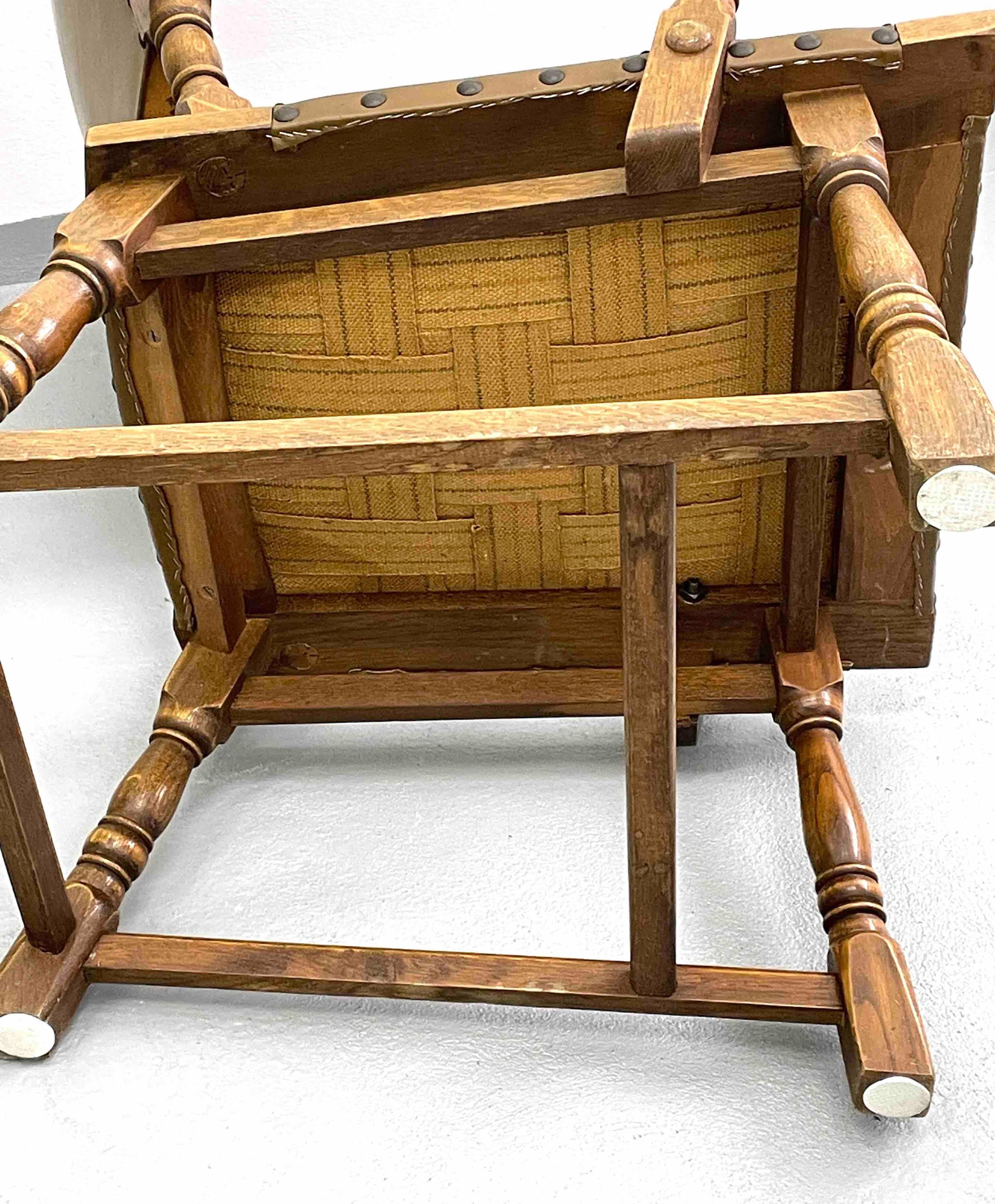 Antiker Sessel aus deutschem Leder und Holz mit Messingnägeln als Details im Angebot 4