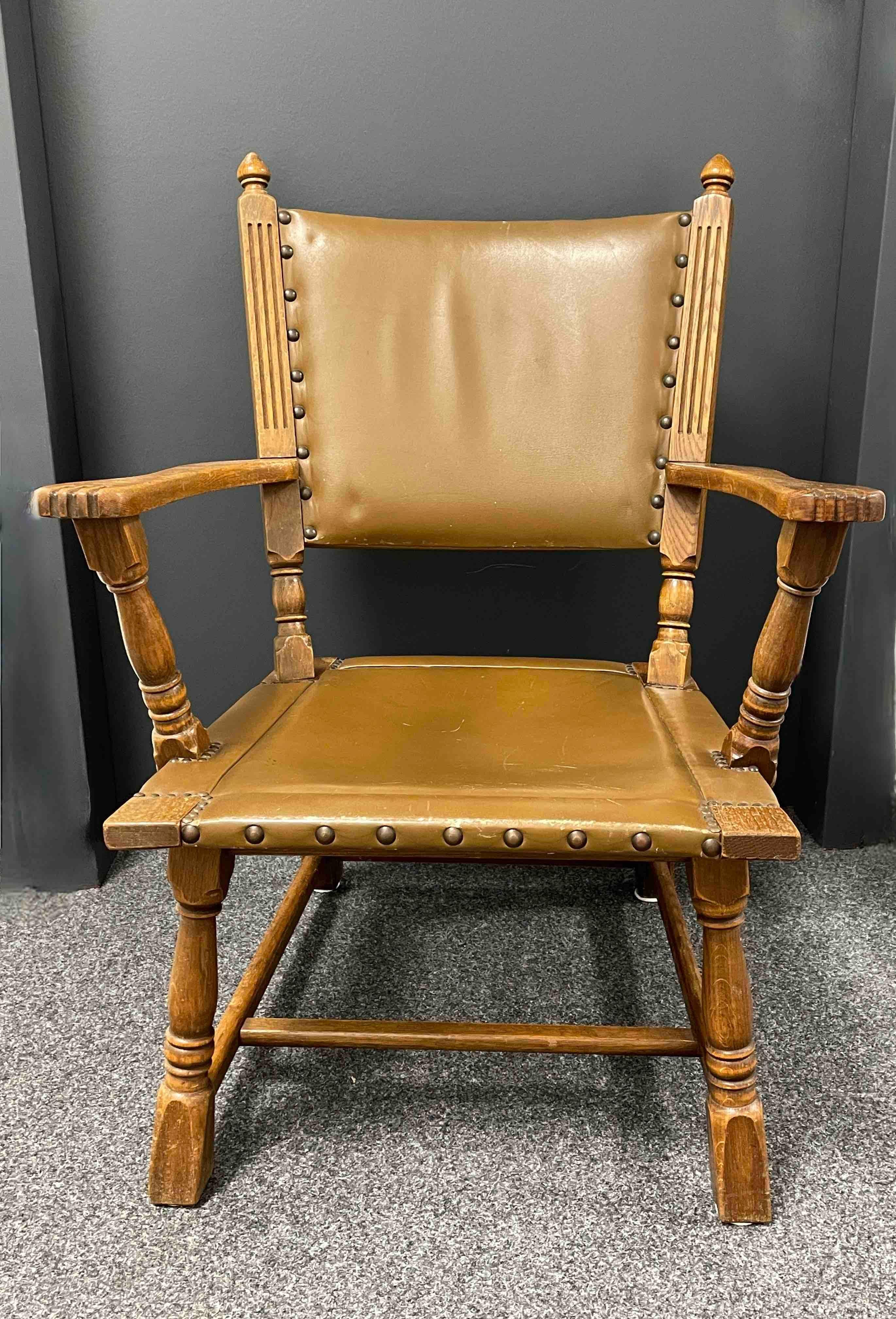 Antiker Sessel aus deutschem Leder und Holz mit Messingnägeln als Details (Volkskunst) im Angebot