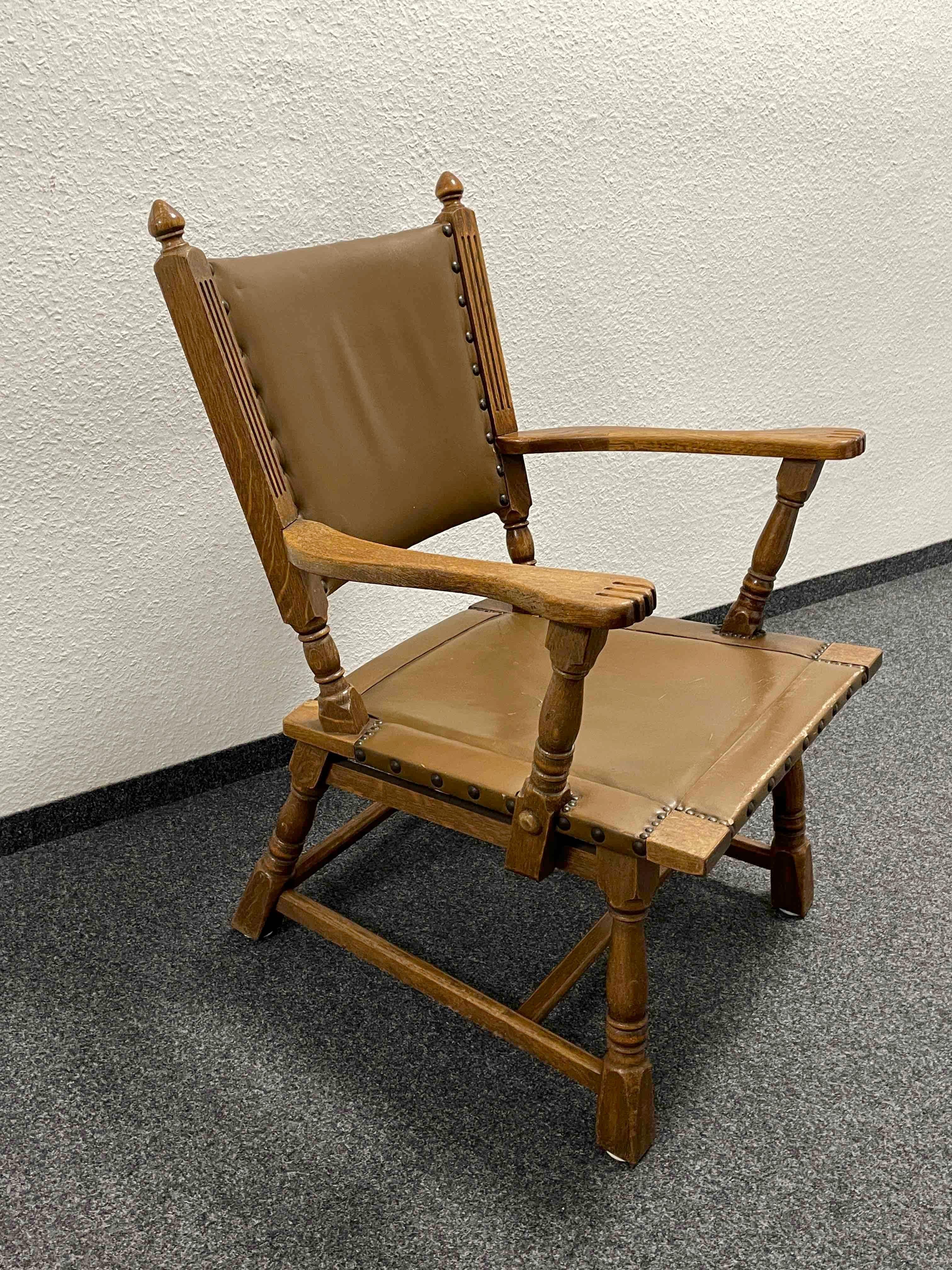 Antiker Sessel aus deutschem Leder und Holz mit Messingnägeln als Details (Handgefertigt) im Angebot
