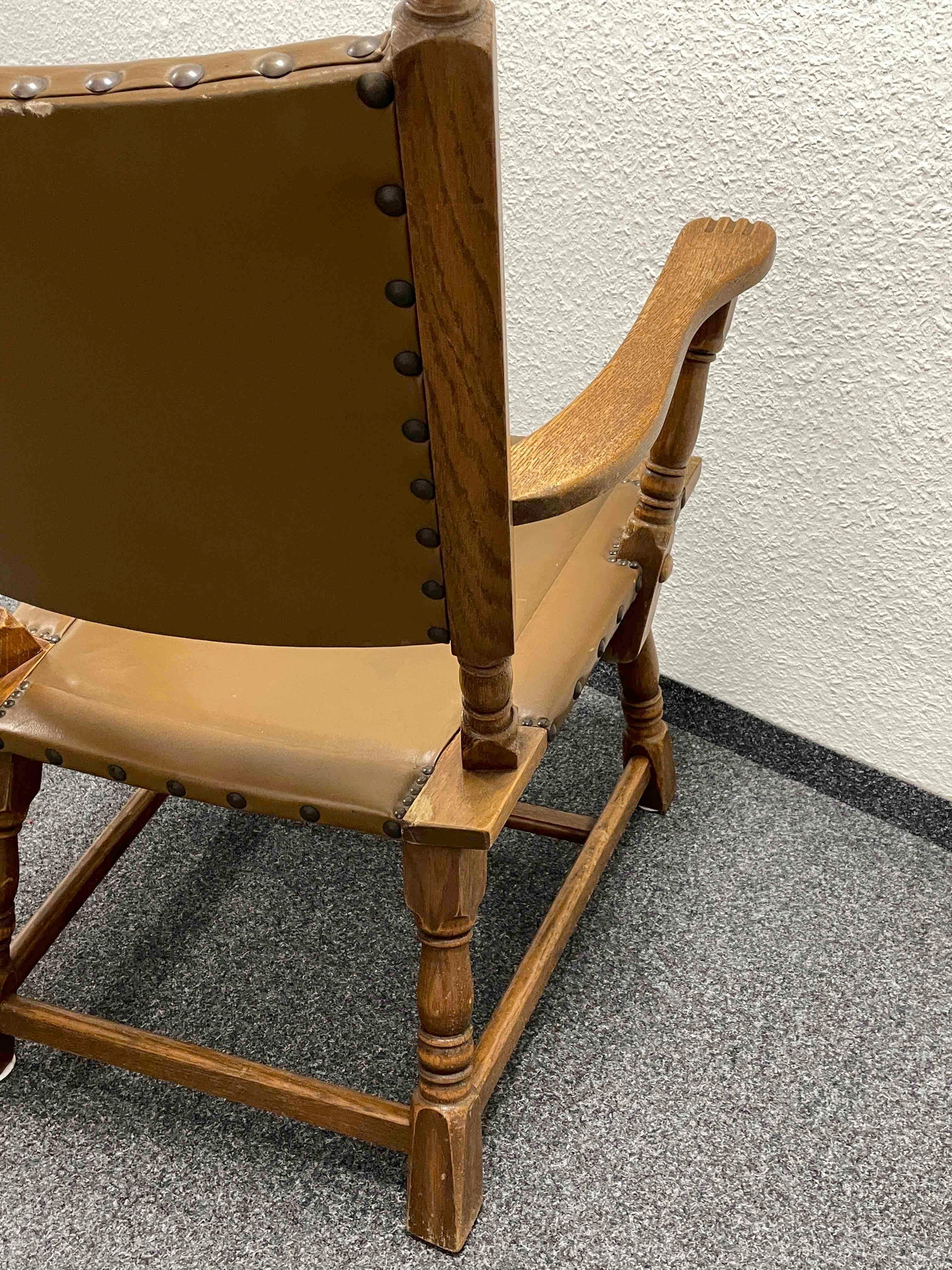 Antiker Sessel aus deutschem Leder und Holz mit Messingnägeln als Details (Nussbaumholz) im Angebot