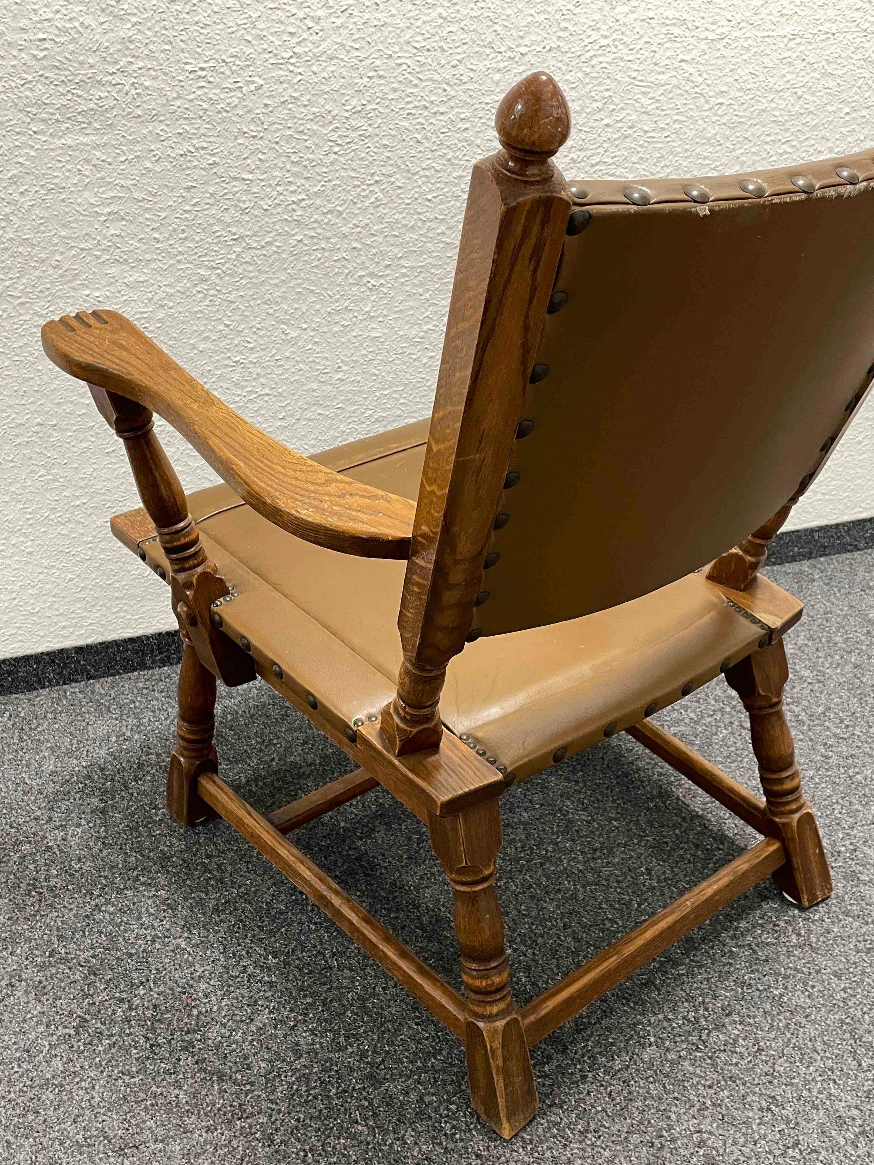 Antiker Sessel aus deutschem Leder und Holz mit Messingnägeln als Details im Angebot 1