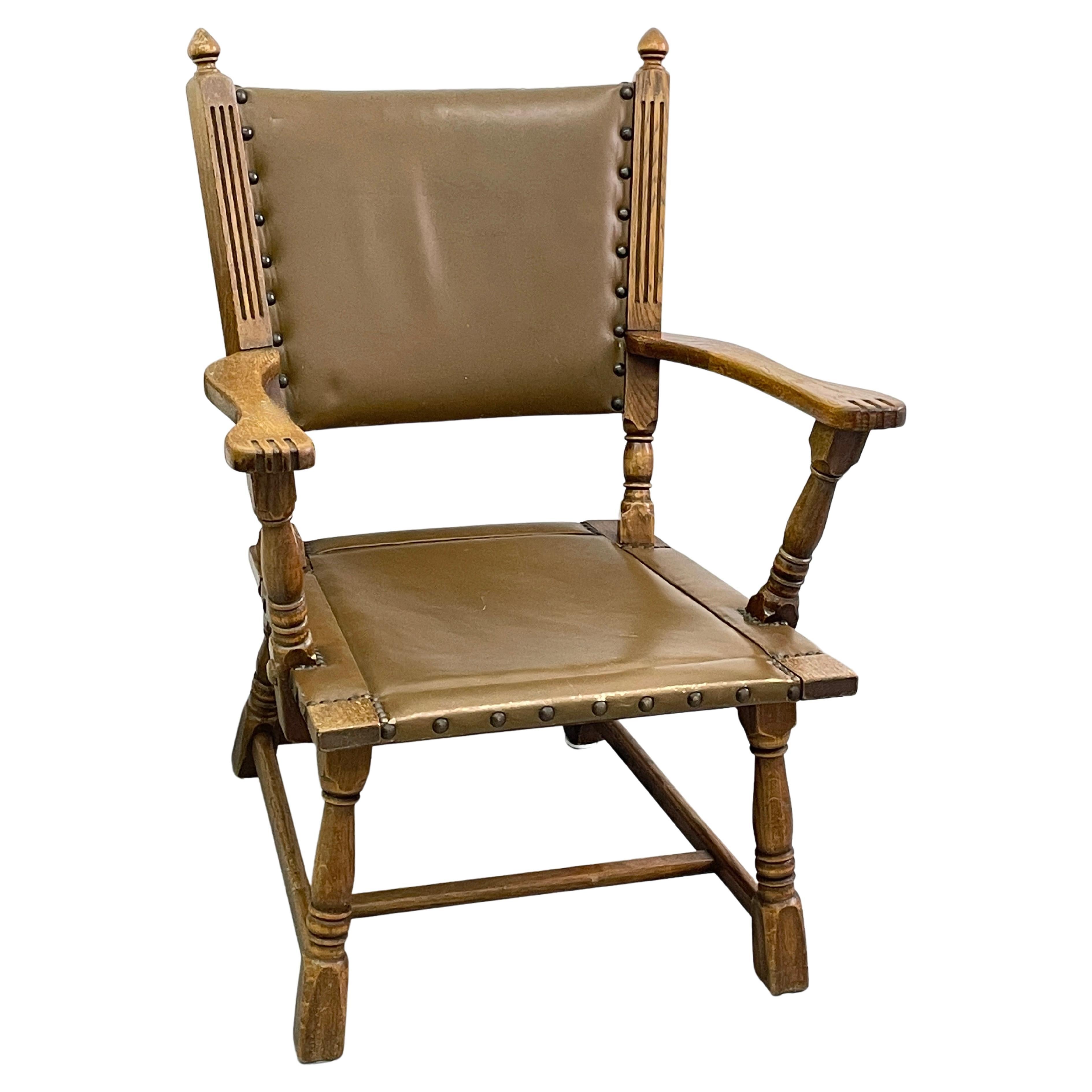 Fauteuil allemand ancien en cuir et bois avec détails en laiton à têtes de clous