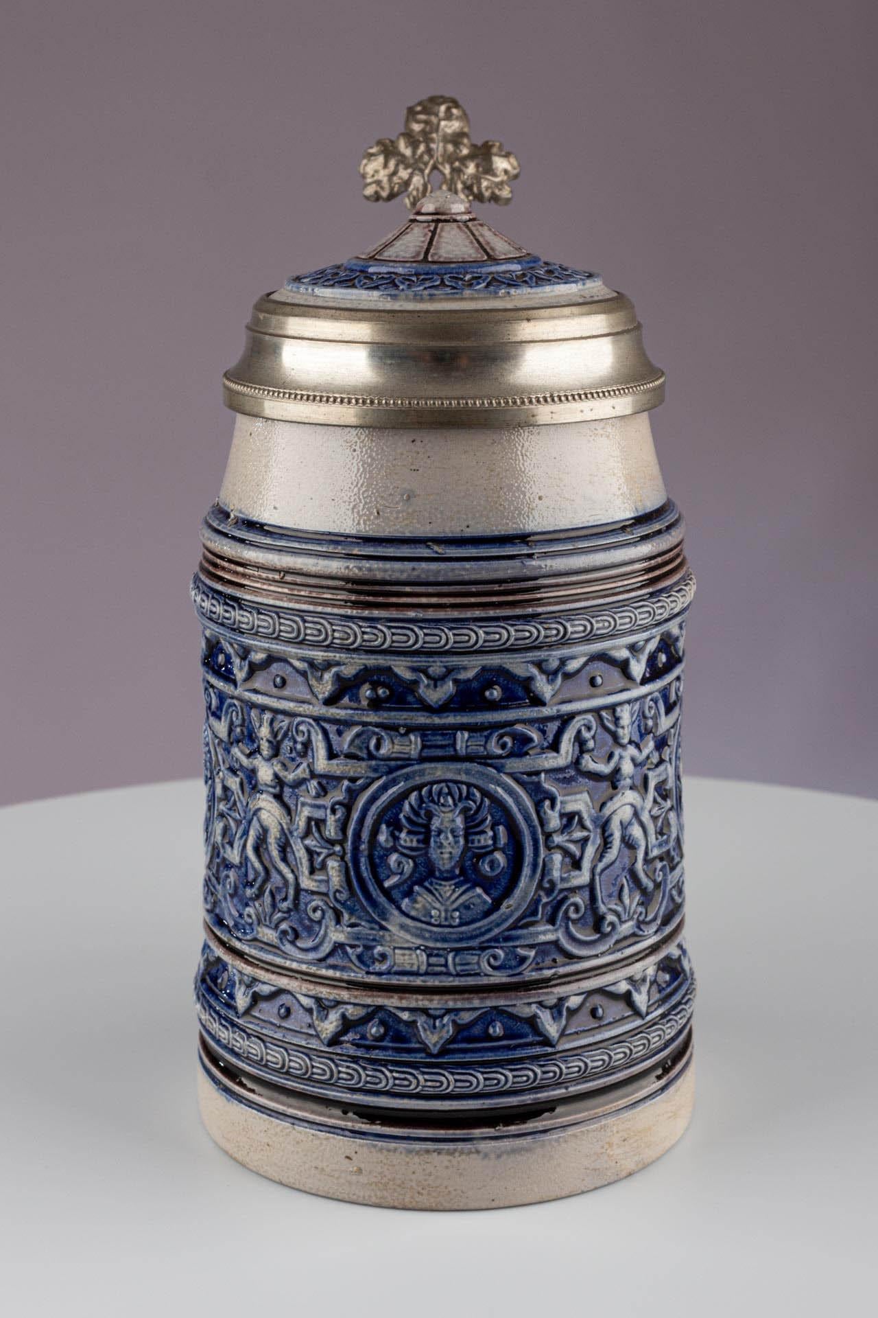 Ancienne chope à bière allemande à couvercle en faïence émaillée bleue Merkelbach & Wick

Allemand
Faïence, métal
c. 1900  

Dimensions : H x P : 18,5cm x 13,5cm : H x D : 18.5cm x 13.5cm  

Cette belle stéle à bière a été fabriquée par Merkelbach &