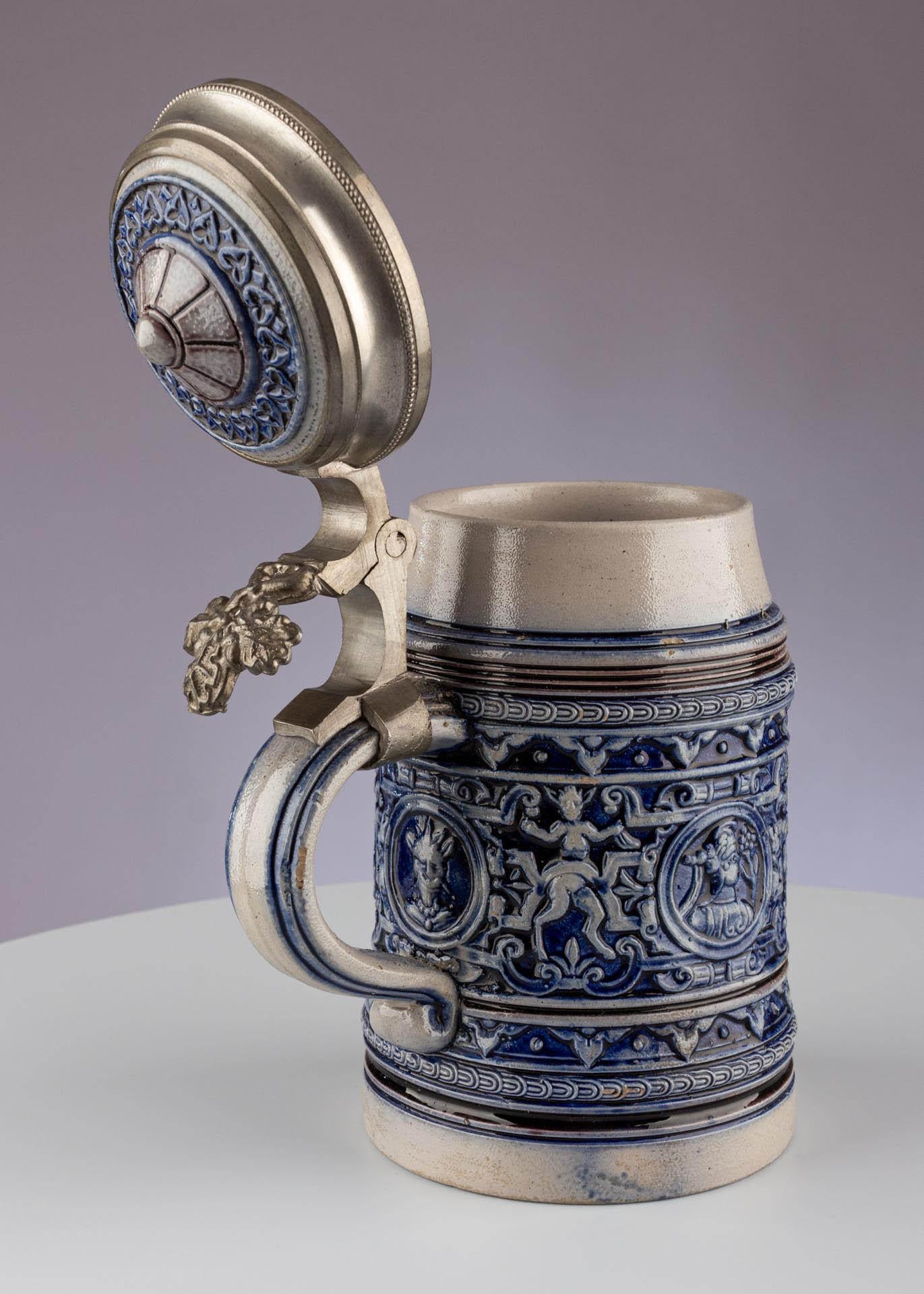 Allemand Ancienne chope à bière allemande à couvercle en faïence émaillée bleue Merkelbach & Wick en vente