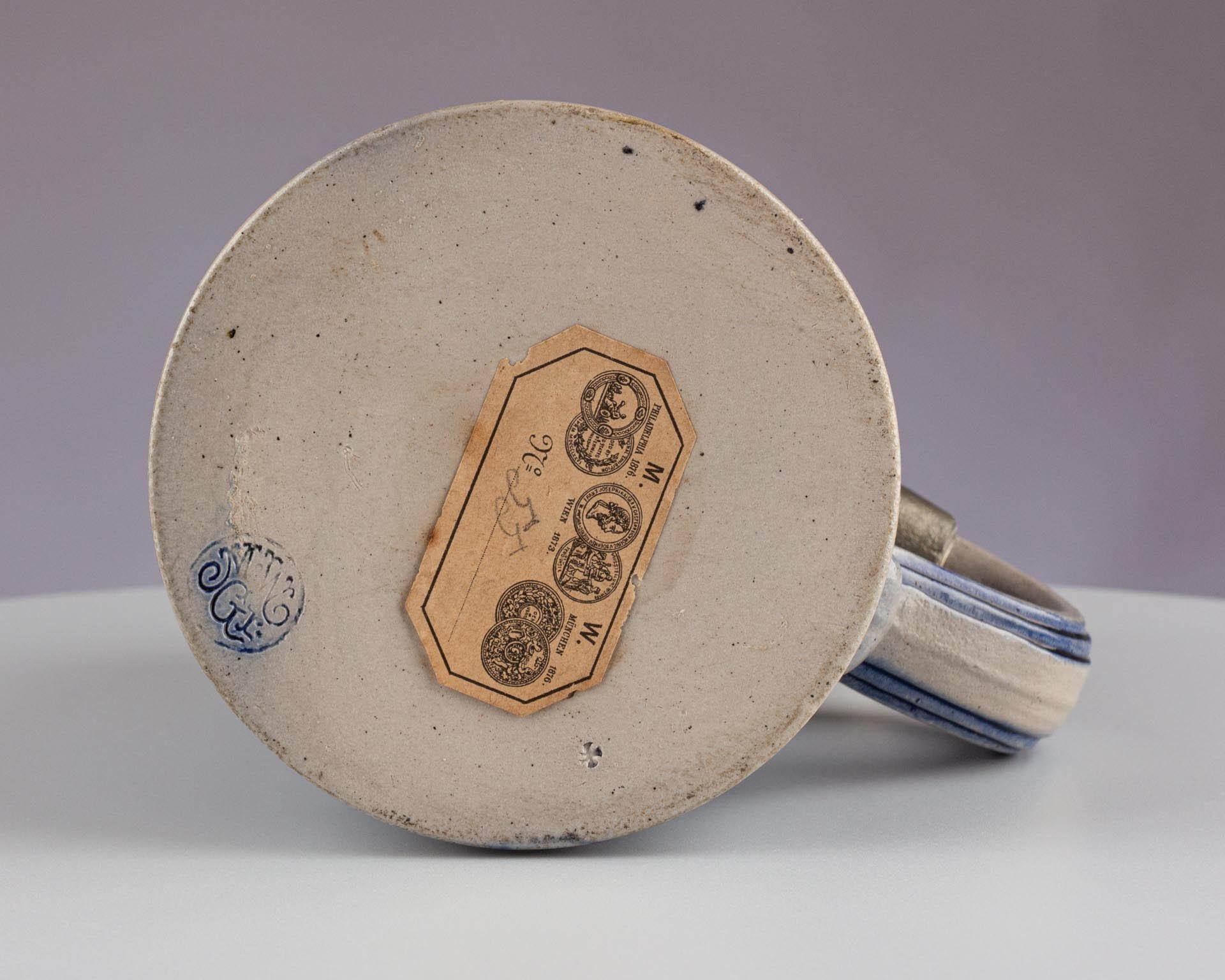 Ancienne chope à bière allemande à couvercle en faïence émaillée bleue Merkelbach & Wick Bon état - En vente à Greven, DE