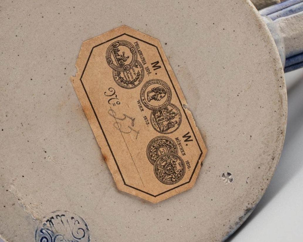 20ième siècle Ancienne chope à bière allemande à couvercle en faïence émaillée bleue Merkelbach & Wick en vente