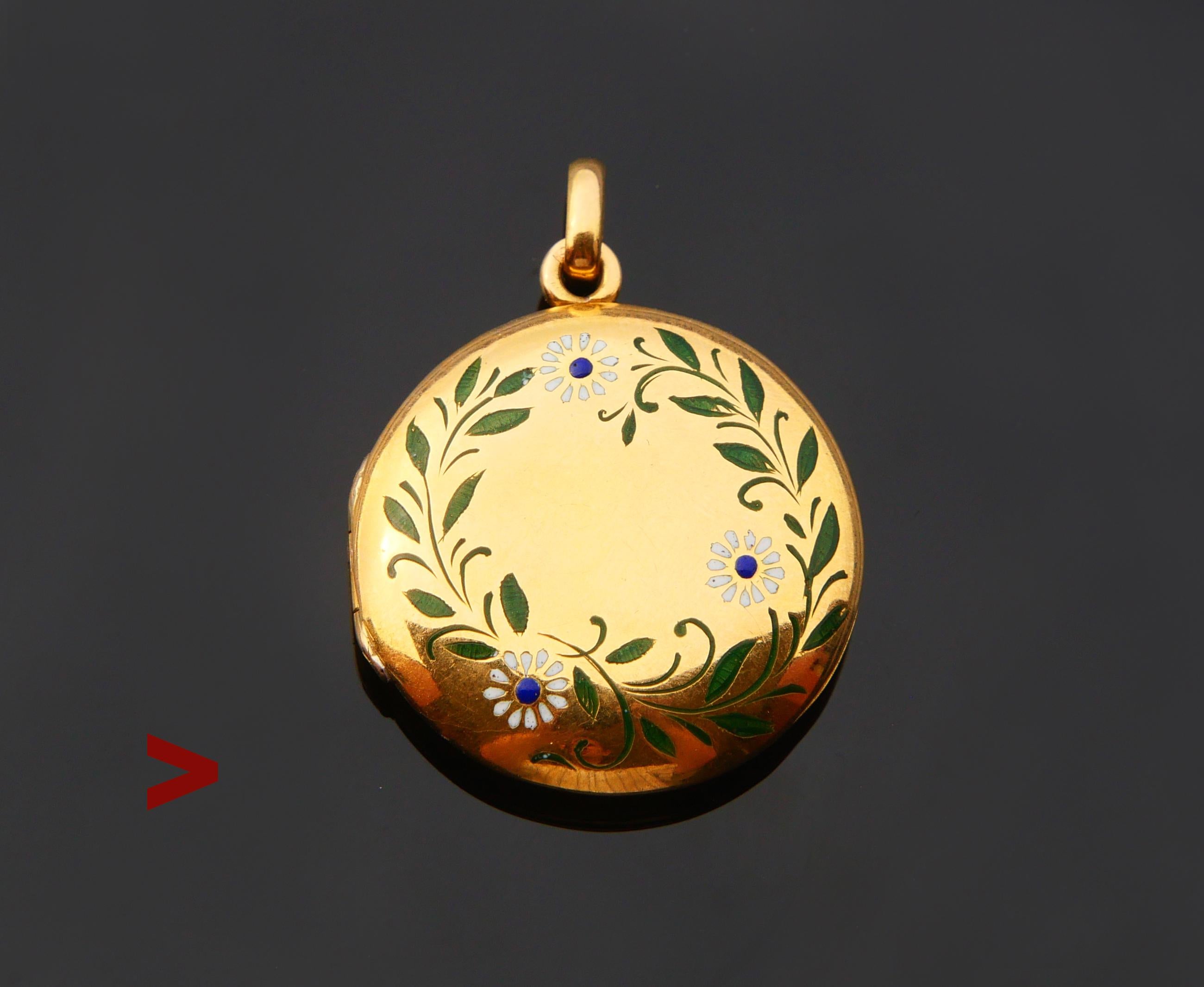Feine deutsche ca. 1930er Jahre Medaillon / Anhänger mit floralem Ornament Hand - graviert und emailliert mit Blau, Weiß, Grün auf der Vorderseite. 
Innen : Innenblenden mit Abdeckungen für Bilder Ø 20mm.

Vage Punzen auf dem Bügel, alle Teile