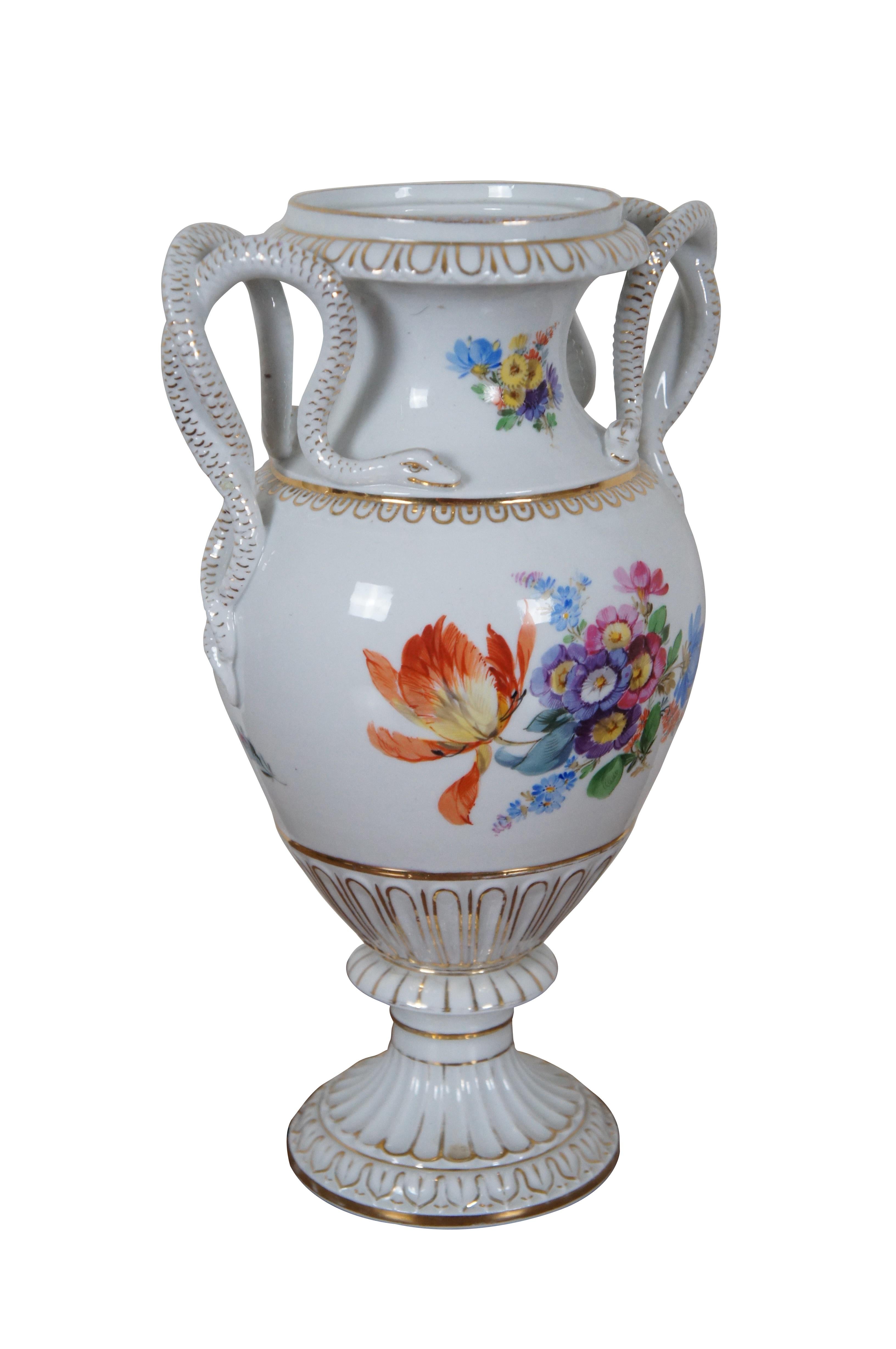 Antico vaso o urna da camino in porcellana tedesca di Dresden Porcelain, con forma di urna a trofeo con elaborate maniglie a serpente e motivo floreale.

Dimensioni:
7,5