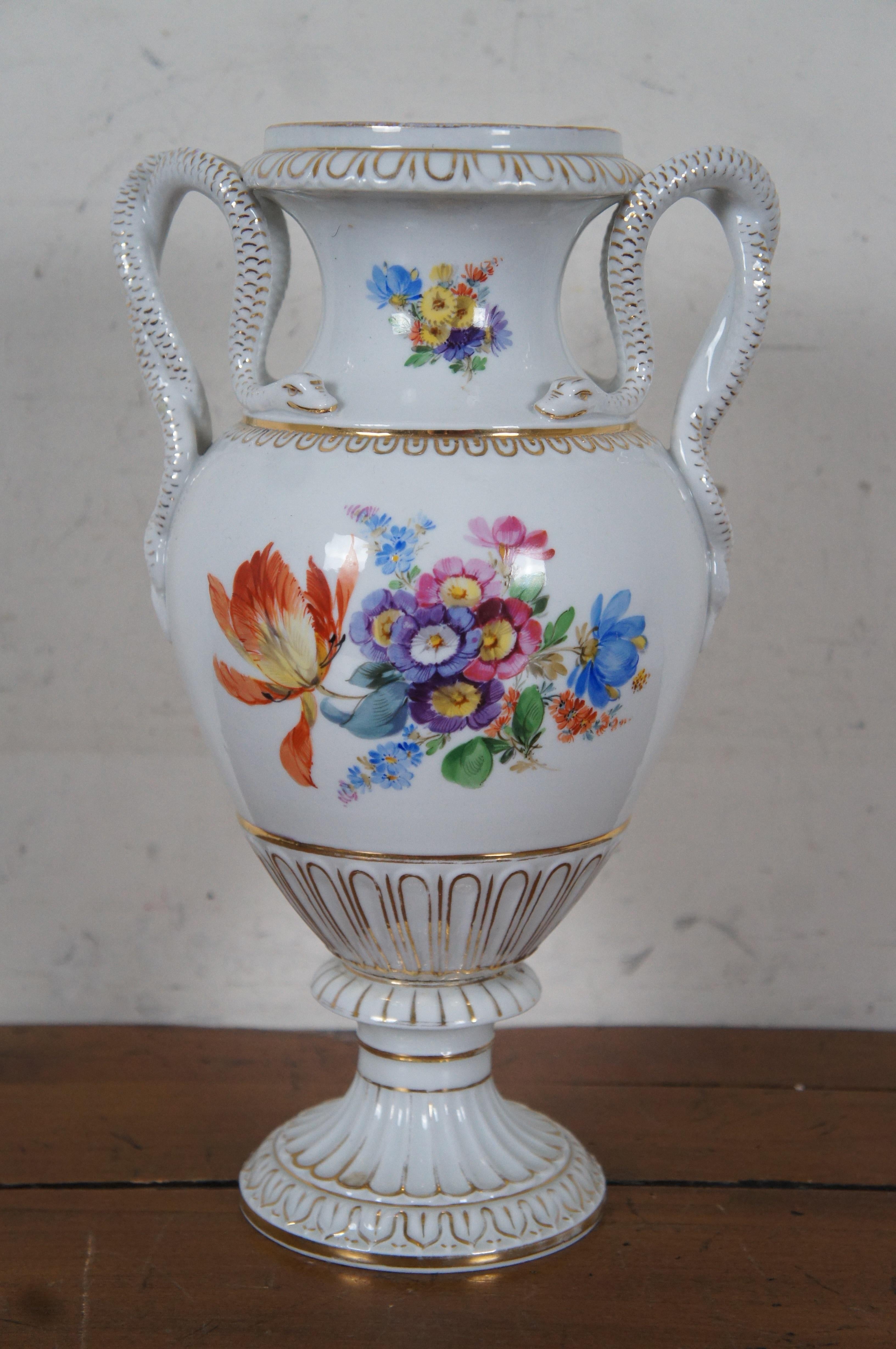 20ième siècle Antiquité allemande Meissen Dresden Porcelain Snake Handle Mantel Urn Vase 12