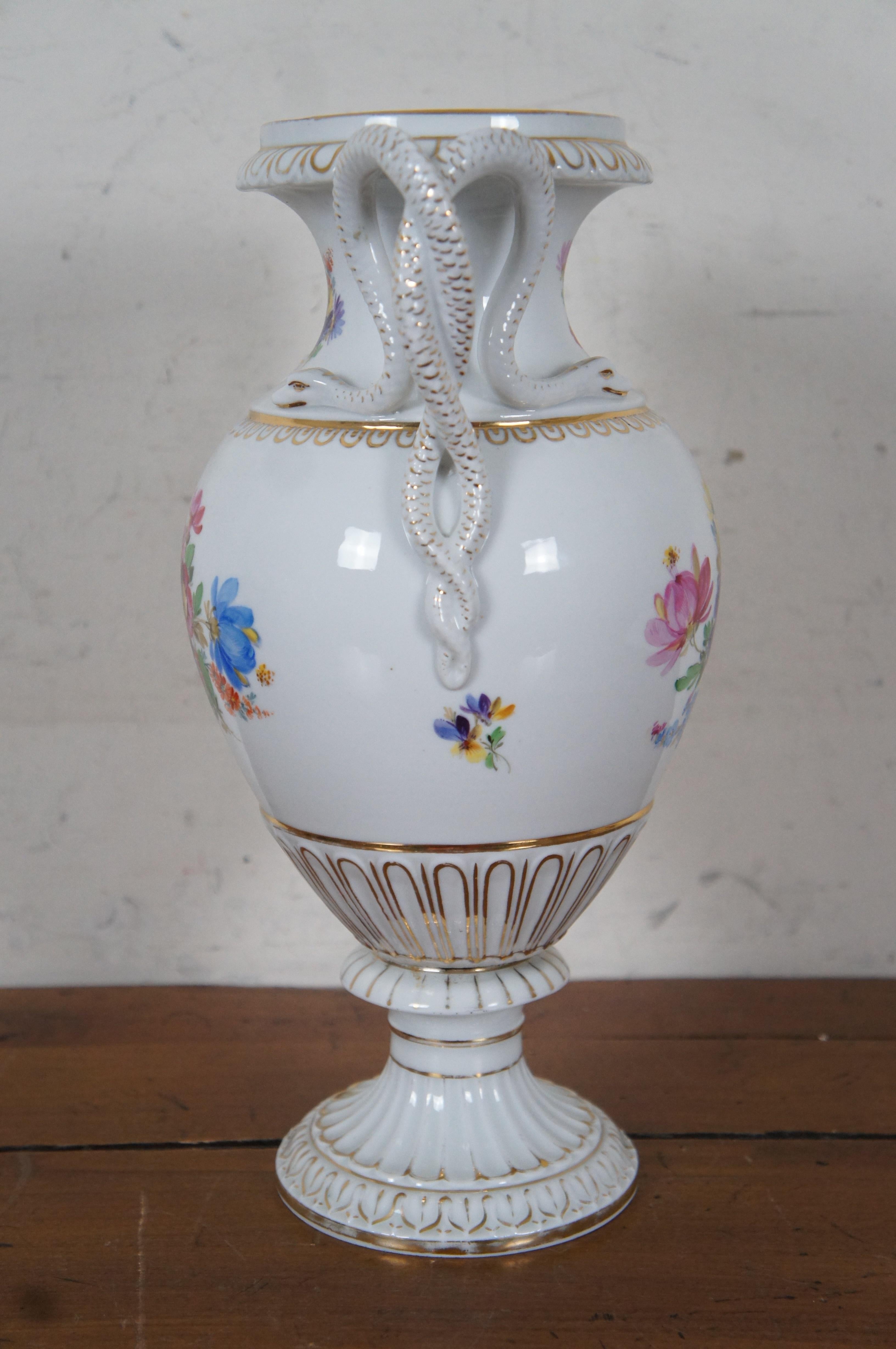 Porcelaine Antiquité allemande Meissen Dresden Porcelain Snake Handle Mantel Urn Vase 12