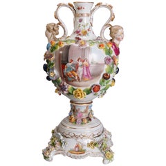 Ancienne urne en porcelaine allemande Meissen à motifs floraux et figuratifs & Piédestal:: vers 1890