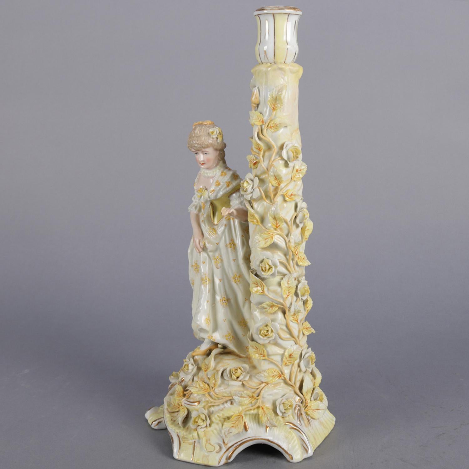 Antiker Kerzenhalter aus Meissener Porzellan mit handgemalter und vergoldeter Jungfrau im Garten und Kerzenständer mit aufgesetztem Laub- und Efeudekor, 