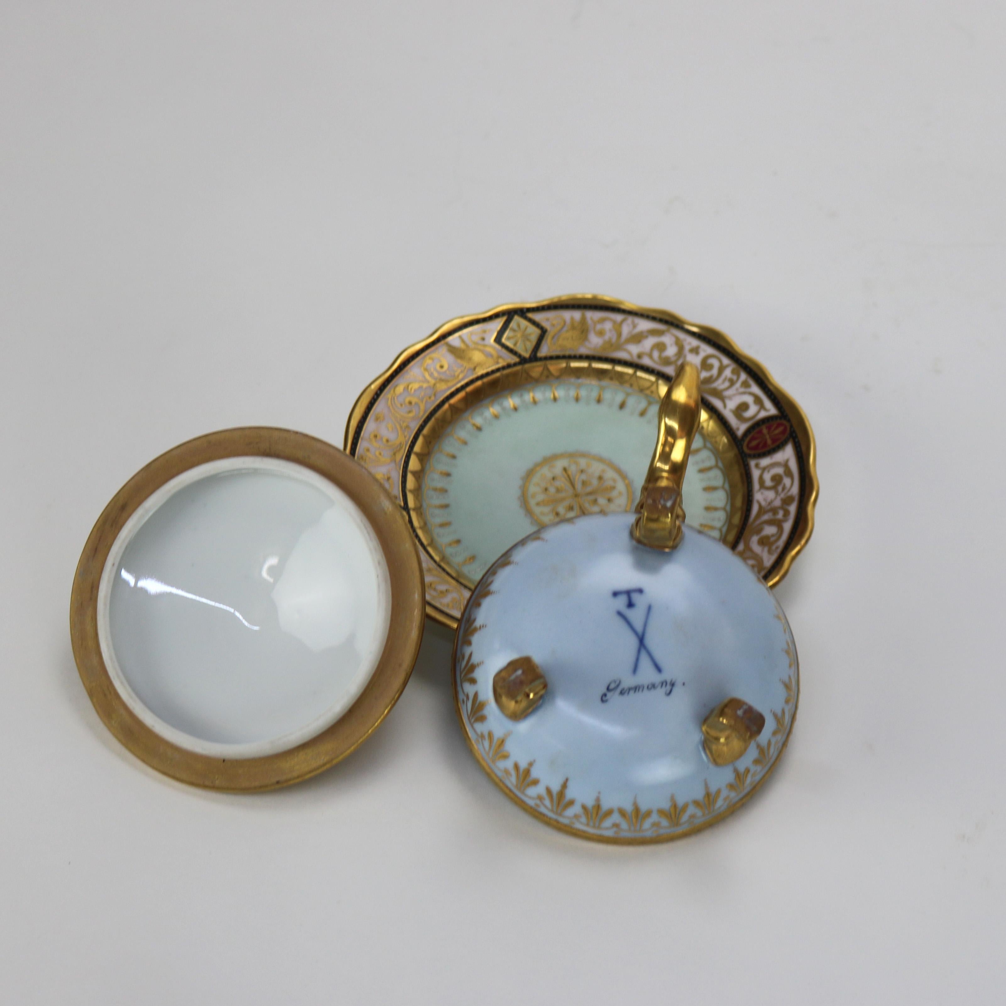 Antiguo Plato Alemán de Meissen Porcelain Pintado a Mano y Dorado con Cubierta y Pie con Asa de Serpiente y Platillo C1890

Medidas- 3,25 