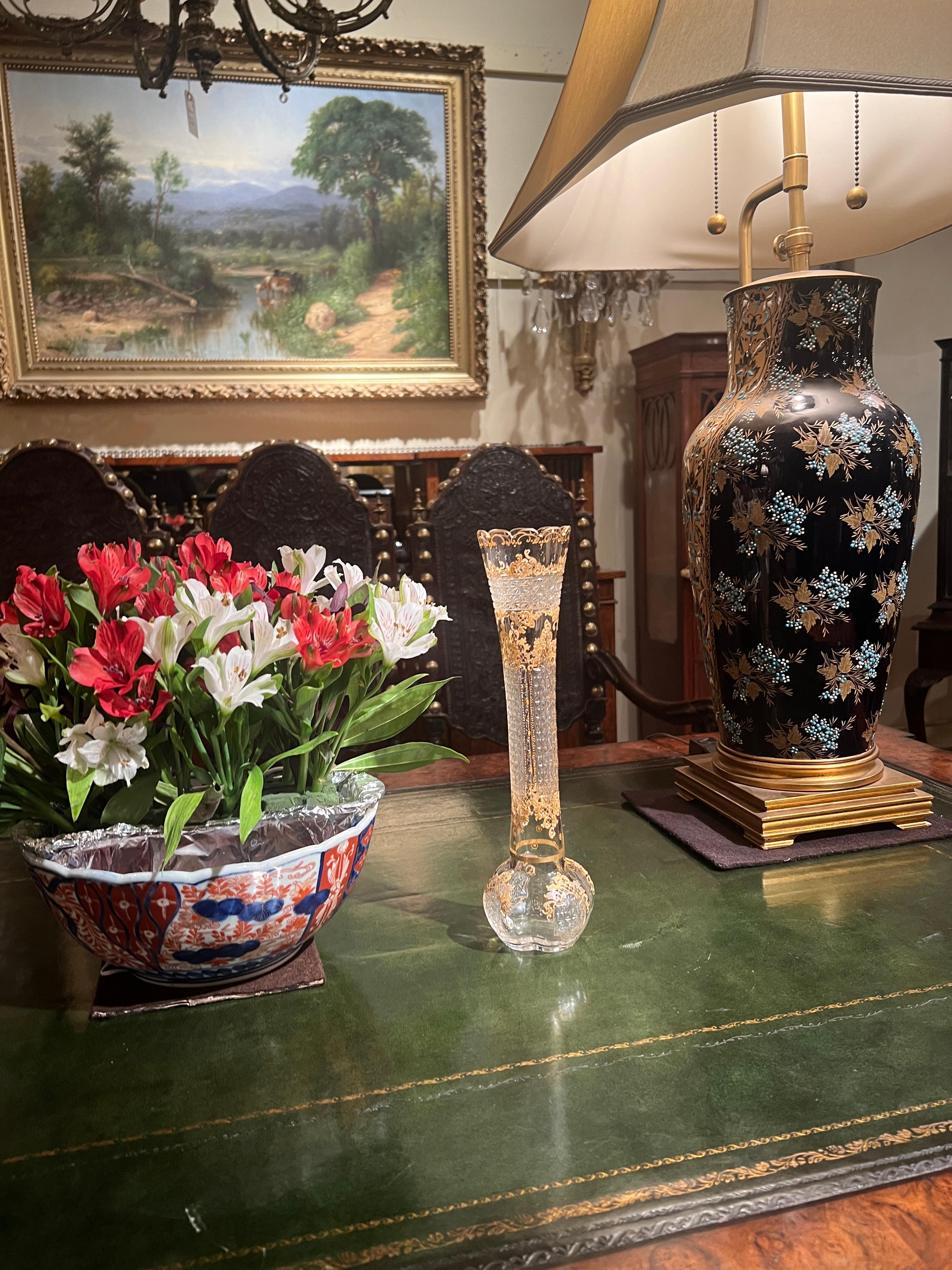 Verre taillé Ancien vase à bourgeons en verre taillé de Moser, avec détails en feuilles d'or, Circa 1880. en vente