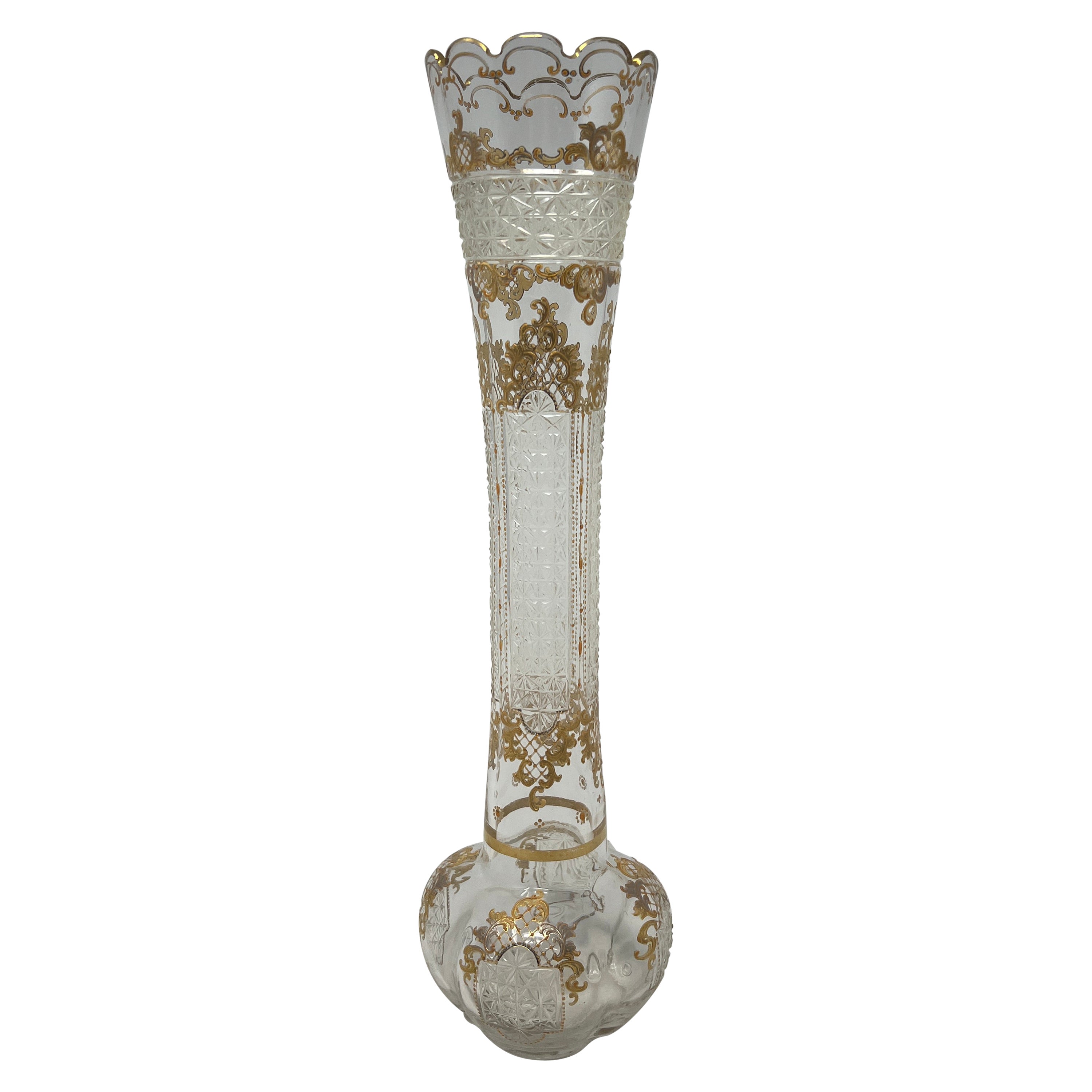 Antiguo jarrón alemán Moser de cristal tallado para capullos con detalles en pan de oro, circa 1880 en venta