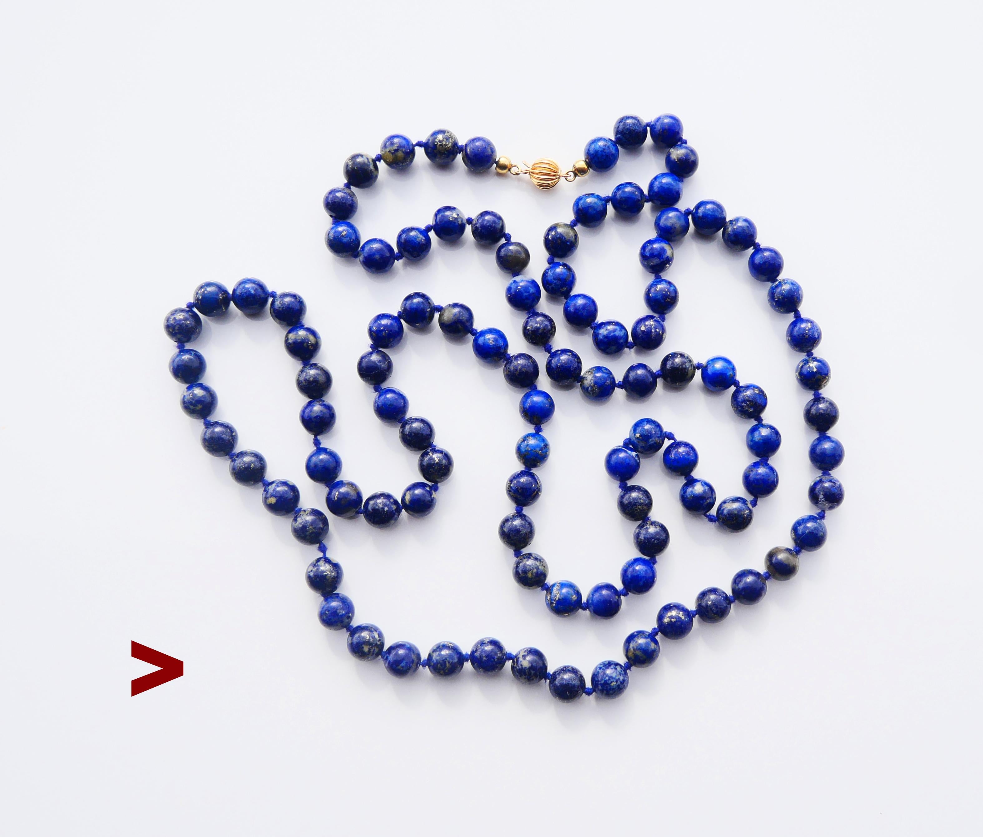Antikes deutsches Collier aus den 1930er Jahren mit 101 rund geschliffenen und polierten Lapislazuli-Kugeln mit einem Durchmesser von 8 mm und einem Gewicht von mindestens 1 ct. auf blauem Seidenfaden.

Rundes V-Schloss aus massivem 14K, gestempelt