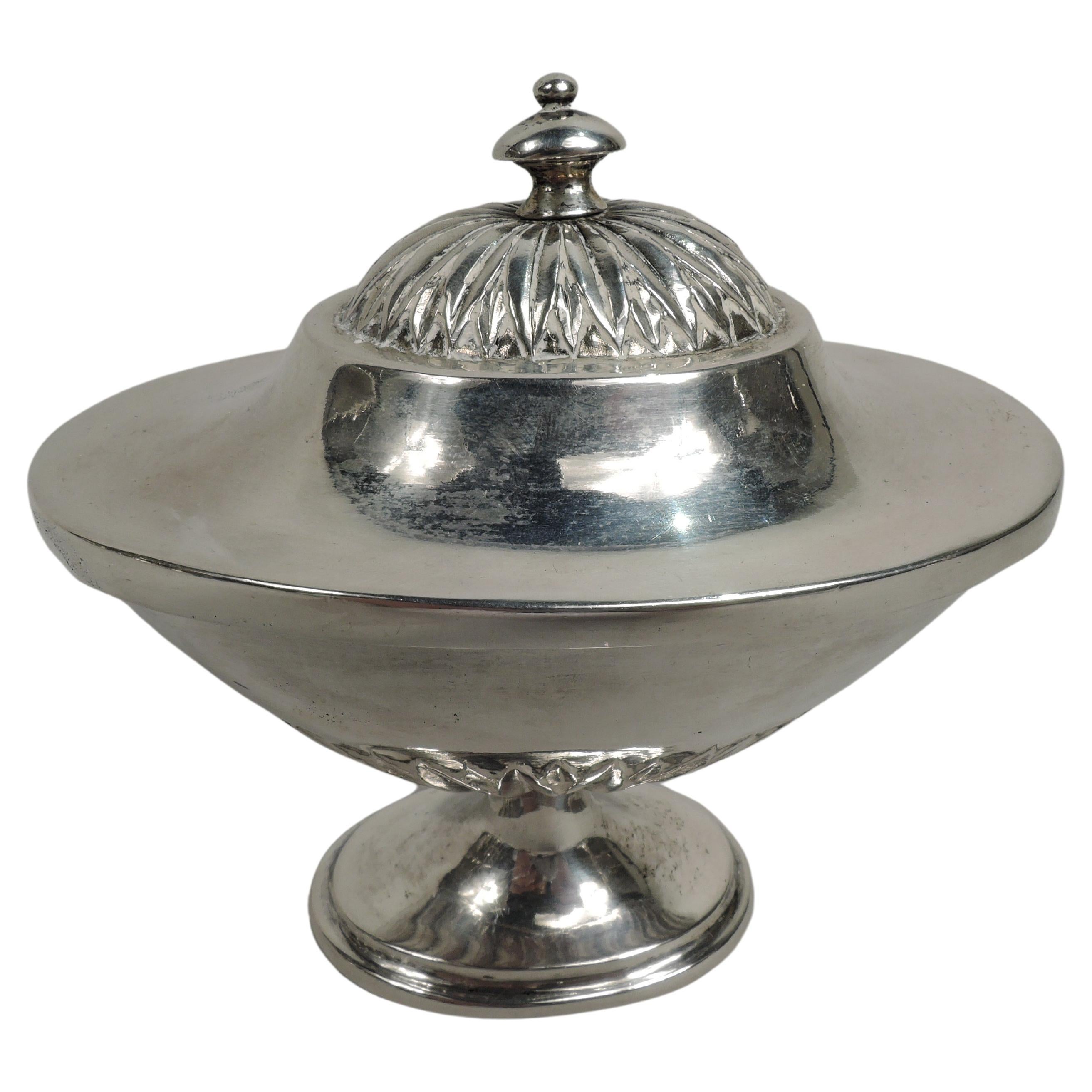 Antike deutsche neoklassizistische Urne mit Silberüberzug im Angebot
