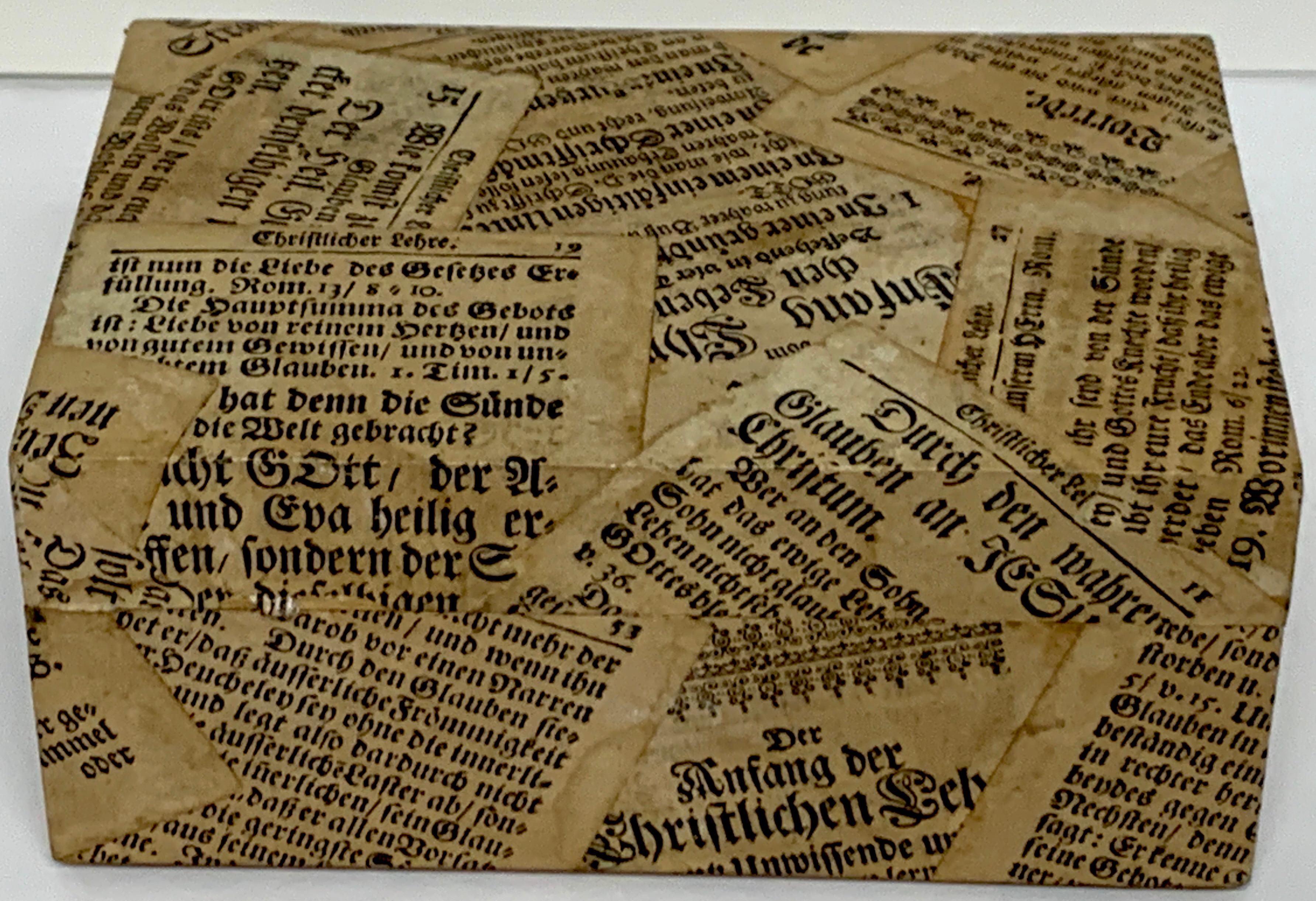 Antike deutsche Zeitungs-Decoupage-Tischbox, dekoriert mit antiken (scheint 19. Jahrhundert zu sein) deutschen Zeitungs- oder Buchseiten, mit Holzverkleidung.