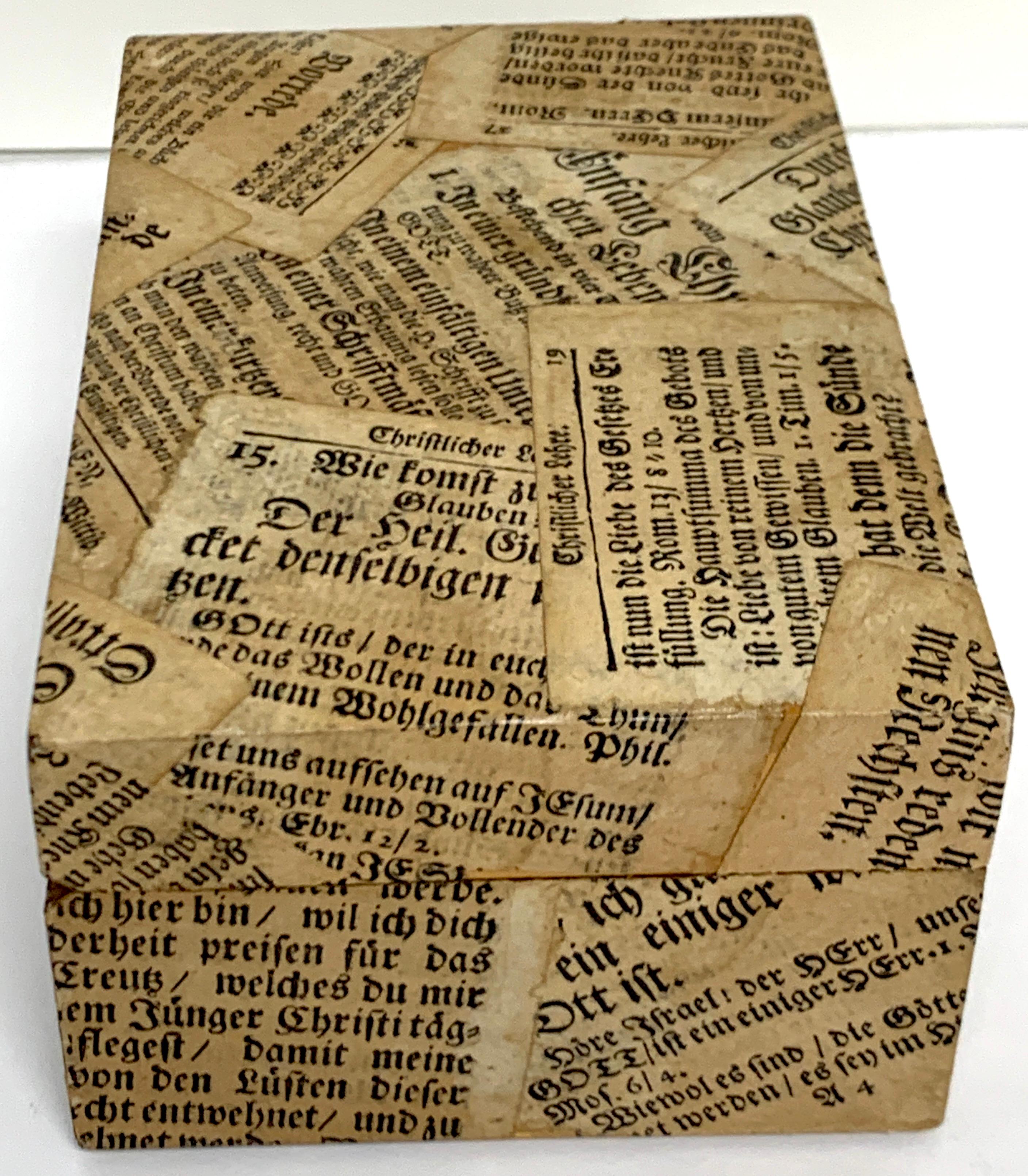 Antike deutsche Zeitungs-Decoupage-Tischschachtel (20. Jahrhundert) im Angebot