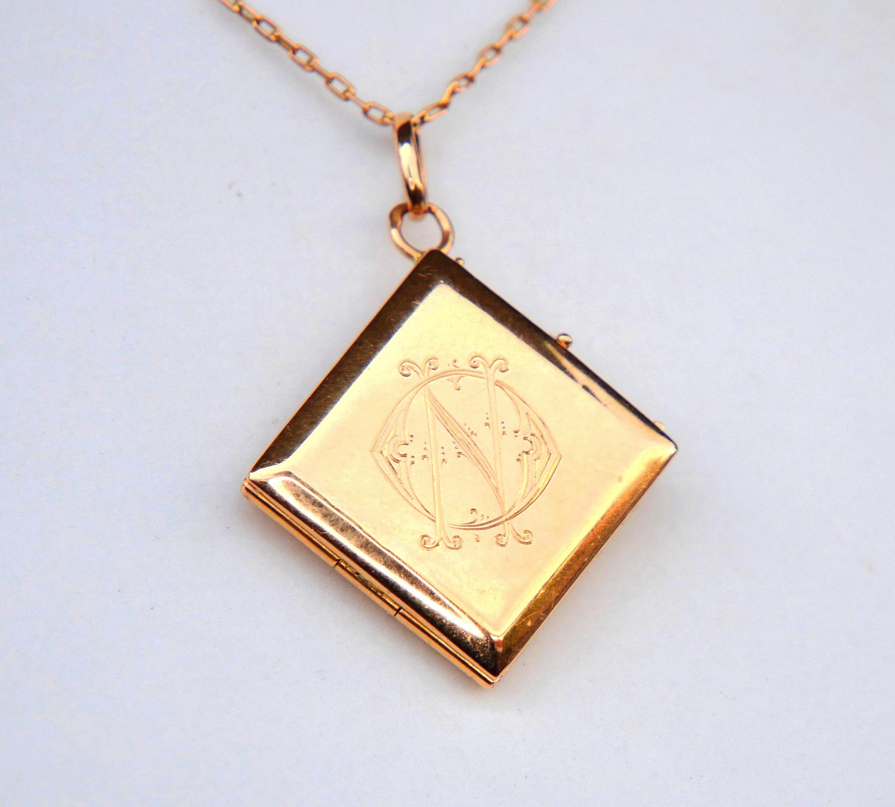 Pendentif / médaillon allemand ancien en or jaune 18 carats massif avec monogramme ON ou NO gravé à la main sur la face avant. Les deux moitiés se ferment hermétiquement et les deux faces internes sont amovibles. L'intérieur est recouvert d'un