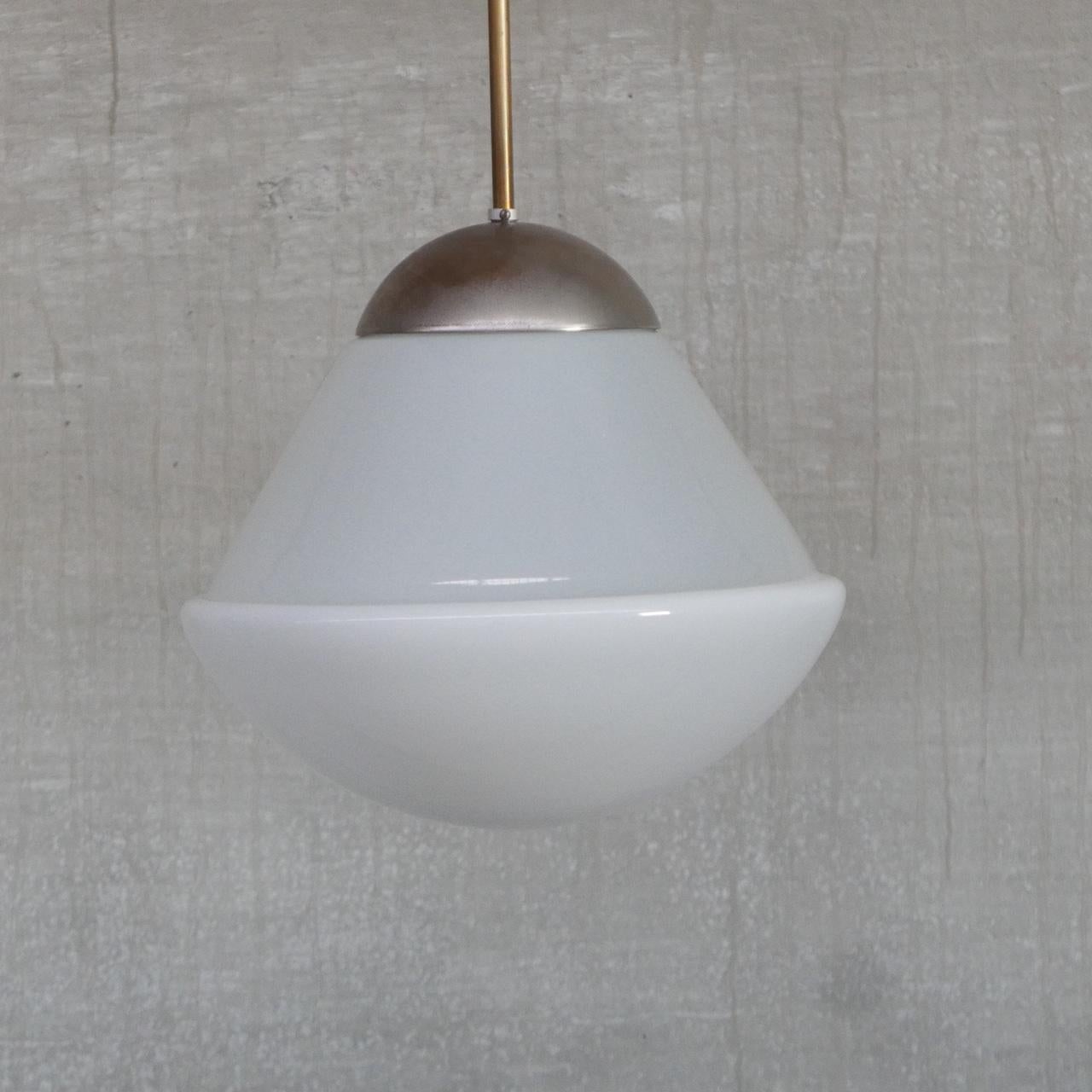 Lampe à suspension allemande ancienne en opaline par Kandem en vente 2