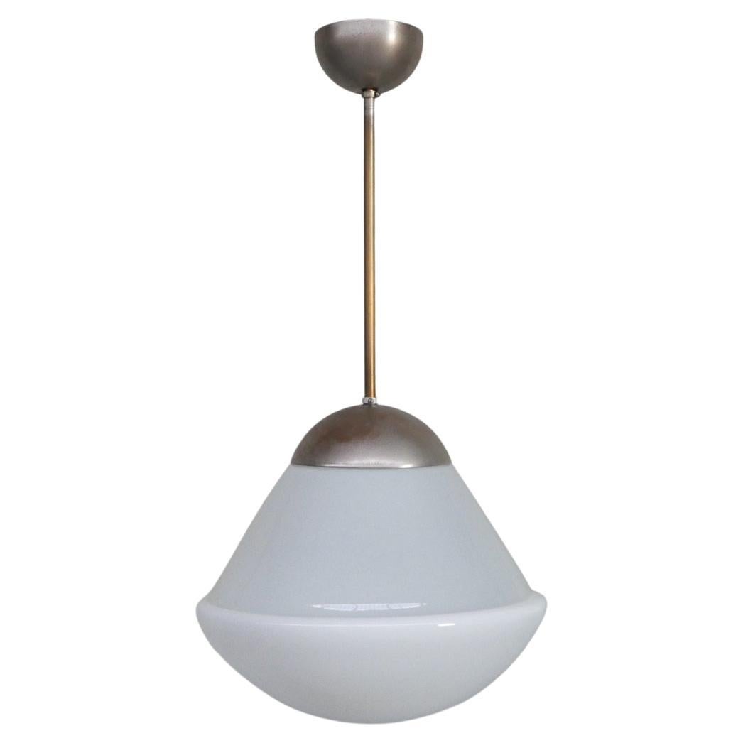 Lampe à suspension allemande ancienne en opaline par Kandem en vente