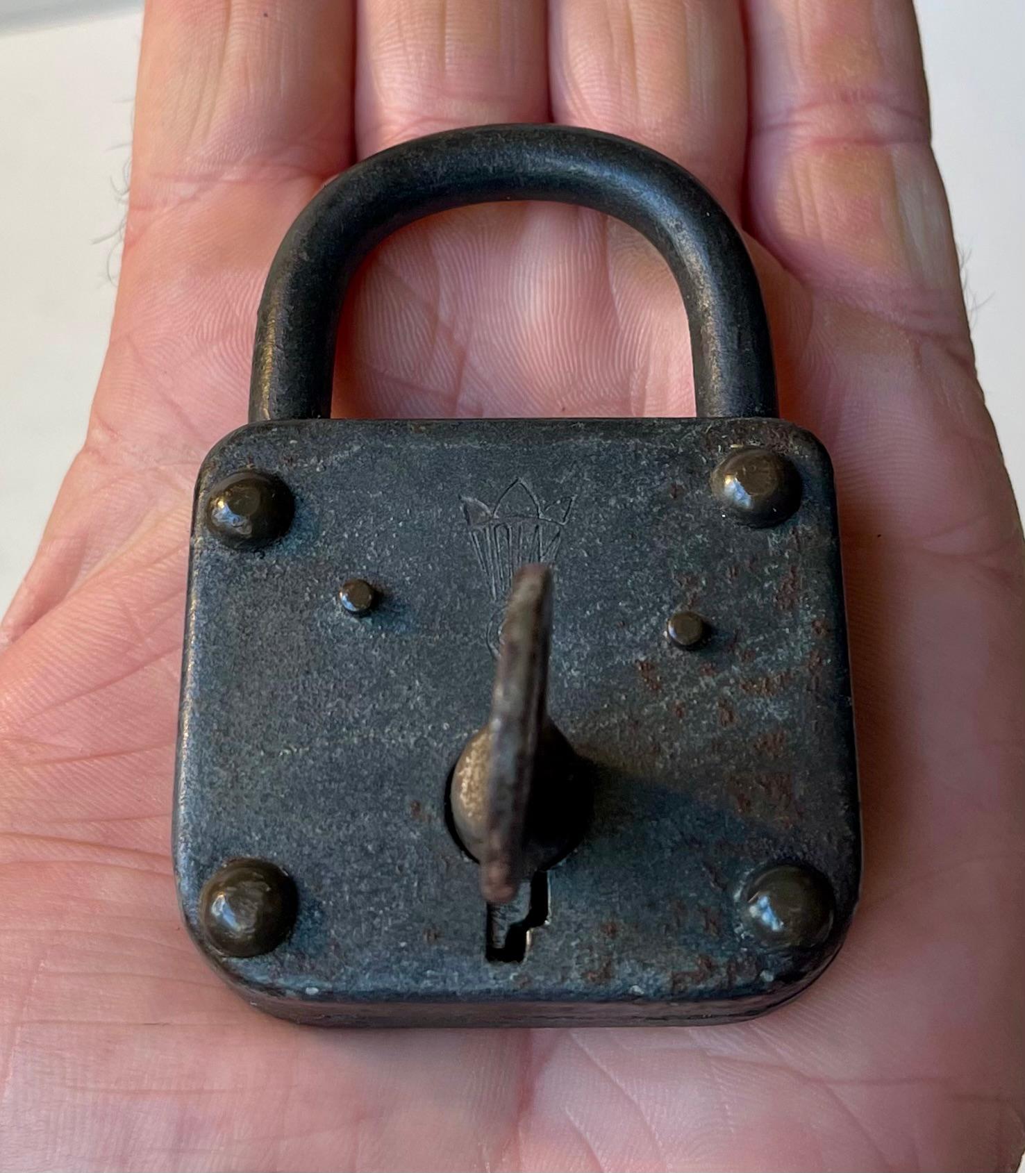Un lucchetto originale del 1920 con chiave. Realizzato in acciaio e ottone e prodotto in Germania prima della guerra durante gli anni '20. Funziona bene ed è meccanicamente sano.  Misure: 8x5,5x2,5 cm.