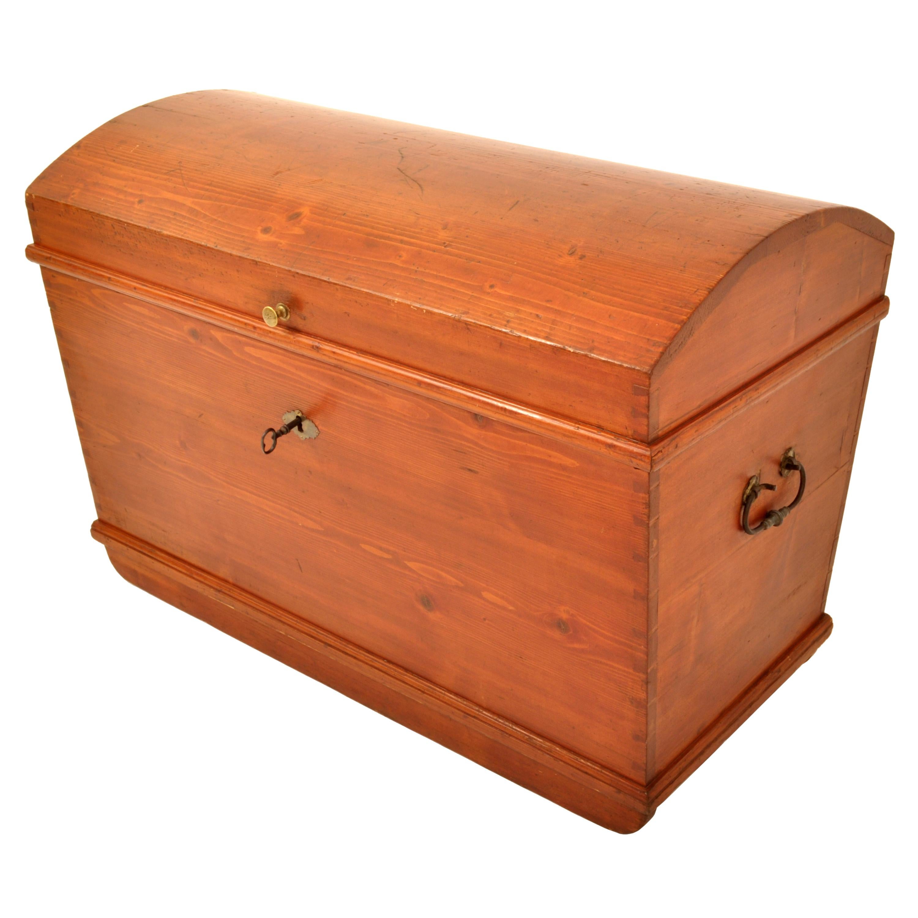 A good antique dome top German immigrant chest/trunk, blanket box, circa 1850.
The locking dome top having the original working lock and key and enclosing a single till with a hinged lid, the chest made of yellow pine and of dovetailed construction