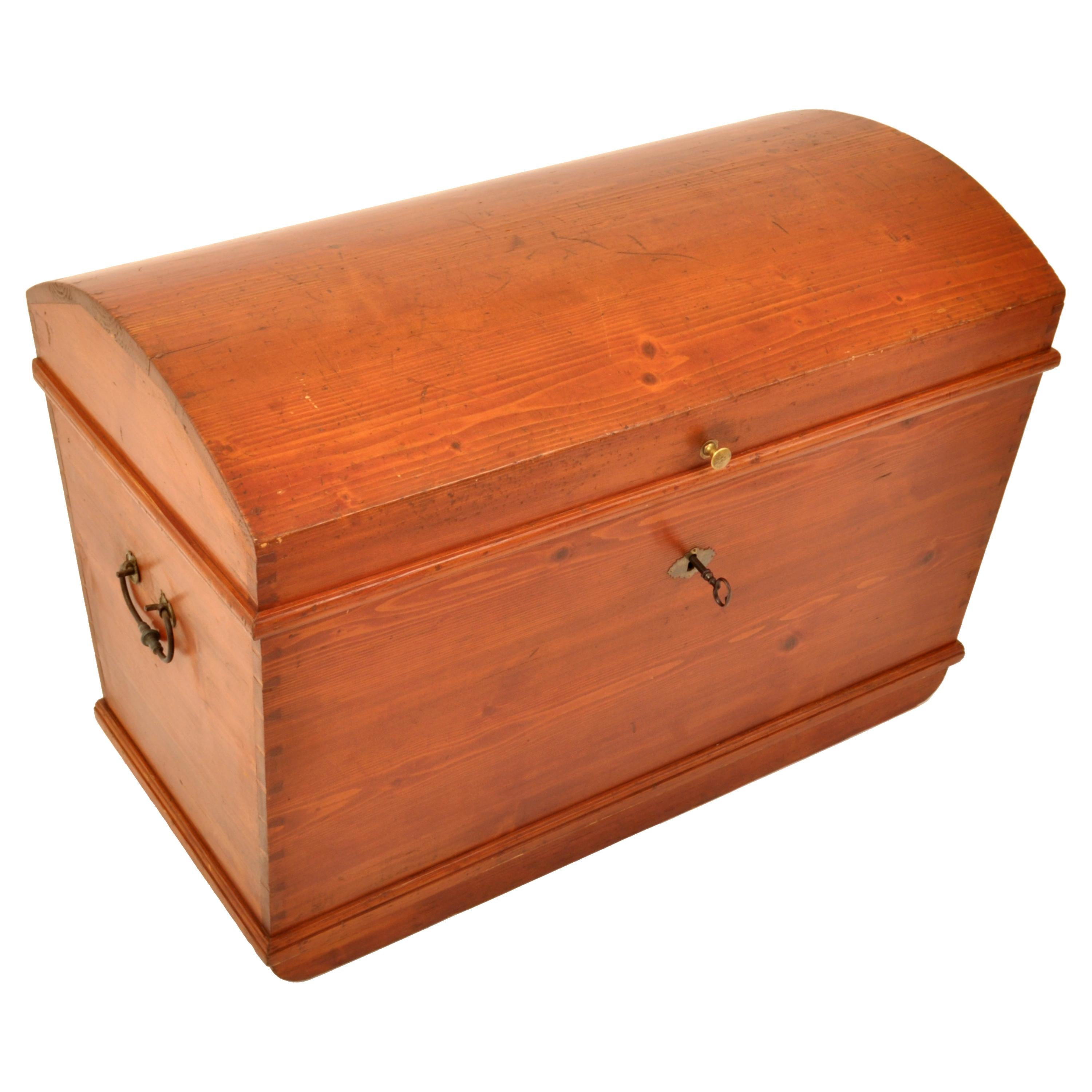 Antique German Painted Pine Immigrant Dome Top Blanket Chest Trunk Box, 1850 In Good Condition In Portland, OR
