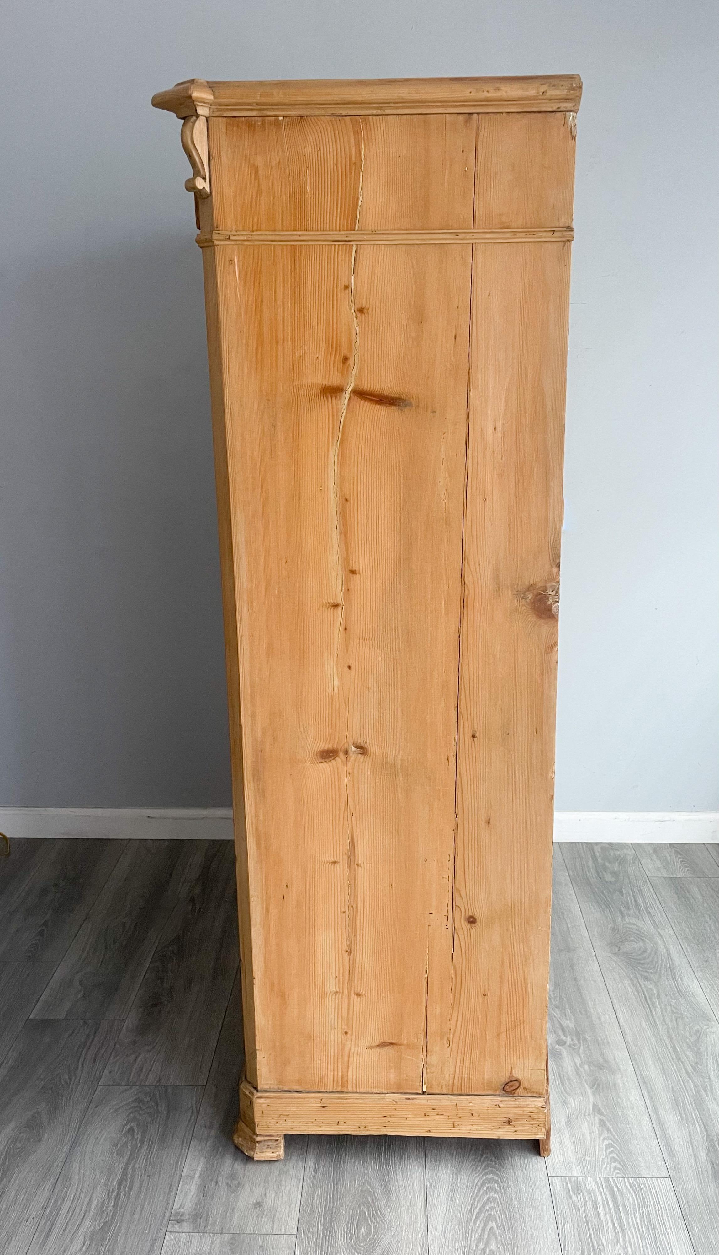 Antiguo escritorio/vestidor alemán de pino pintado en Bueno Estado en Los Angeles, CA