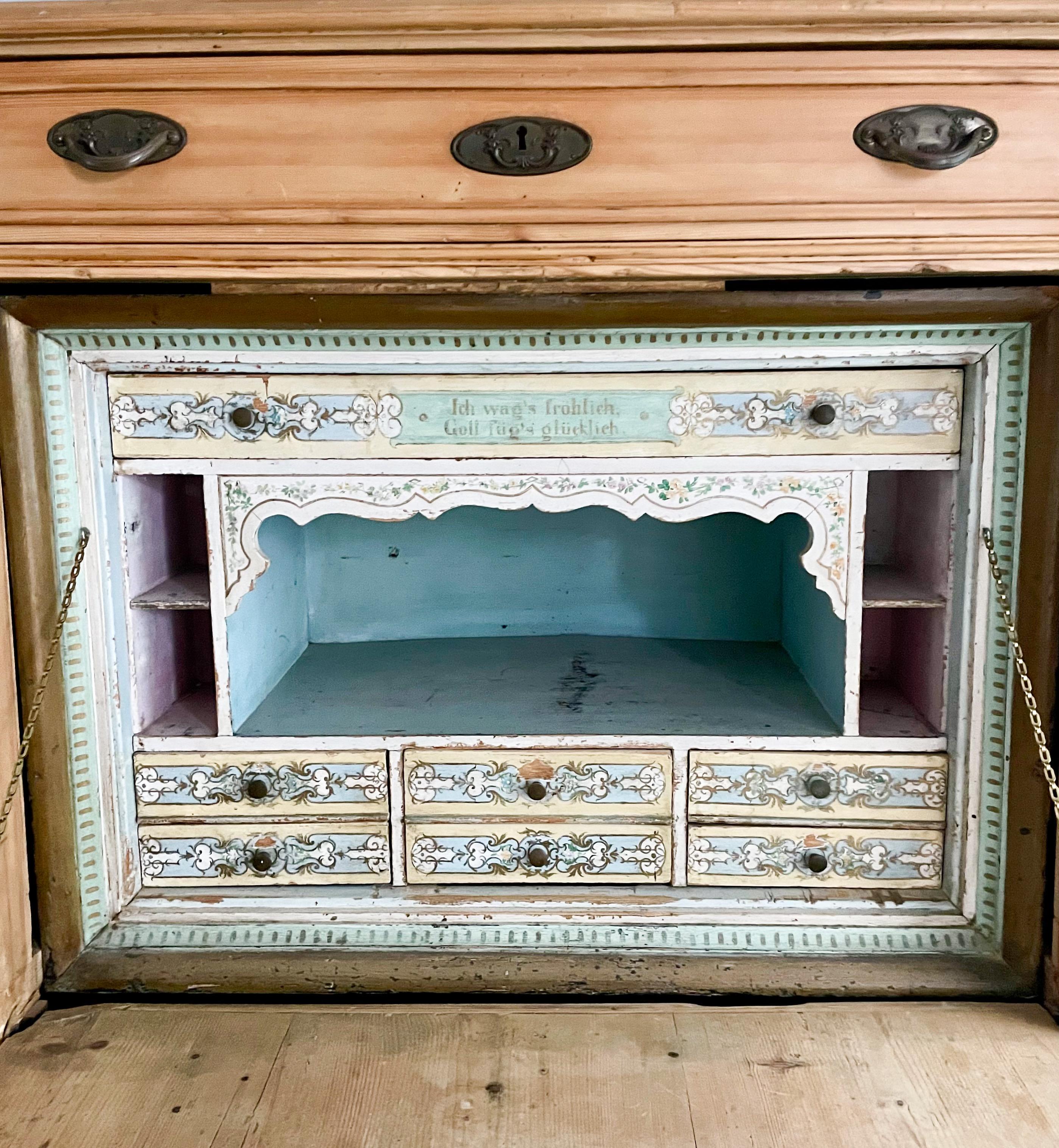 Antiguo escritorio/vestidor alemán de pino pintado Fines del siglo XIX