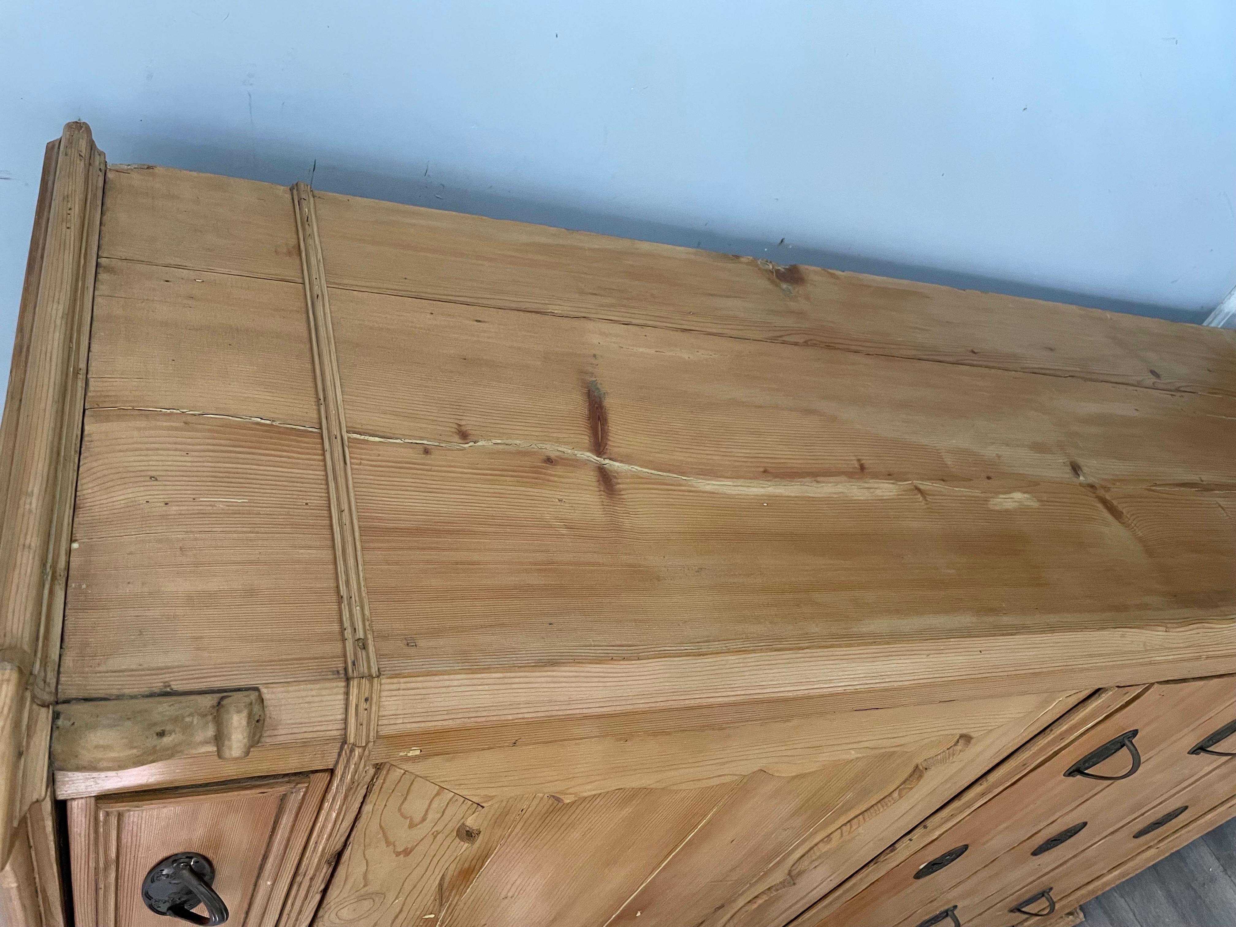 Antiguo escritorio/vestidor alemán de pino pintado 1