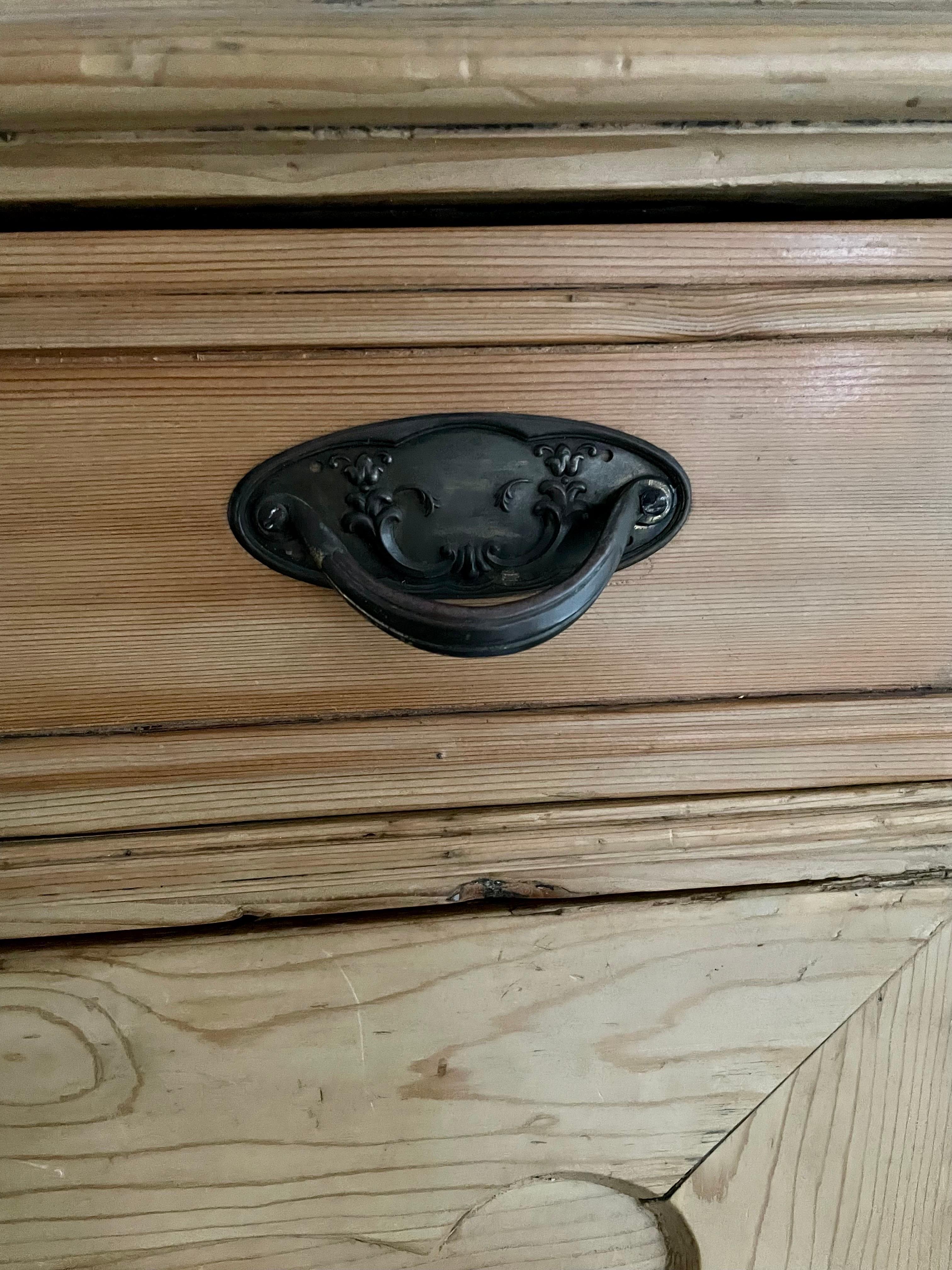 Antiguo escritorio/vestidor alemán de pino pintado 2
