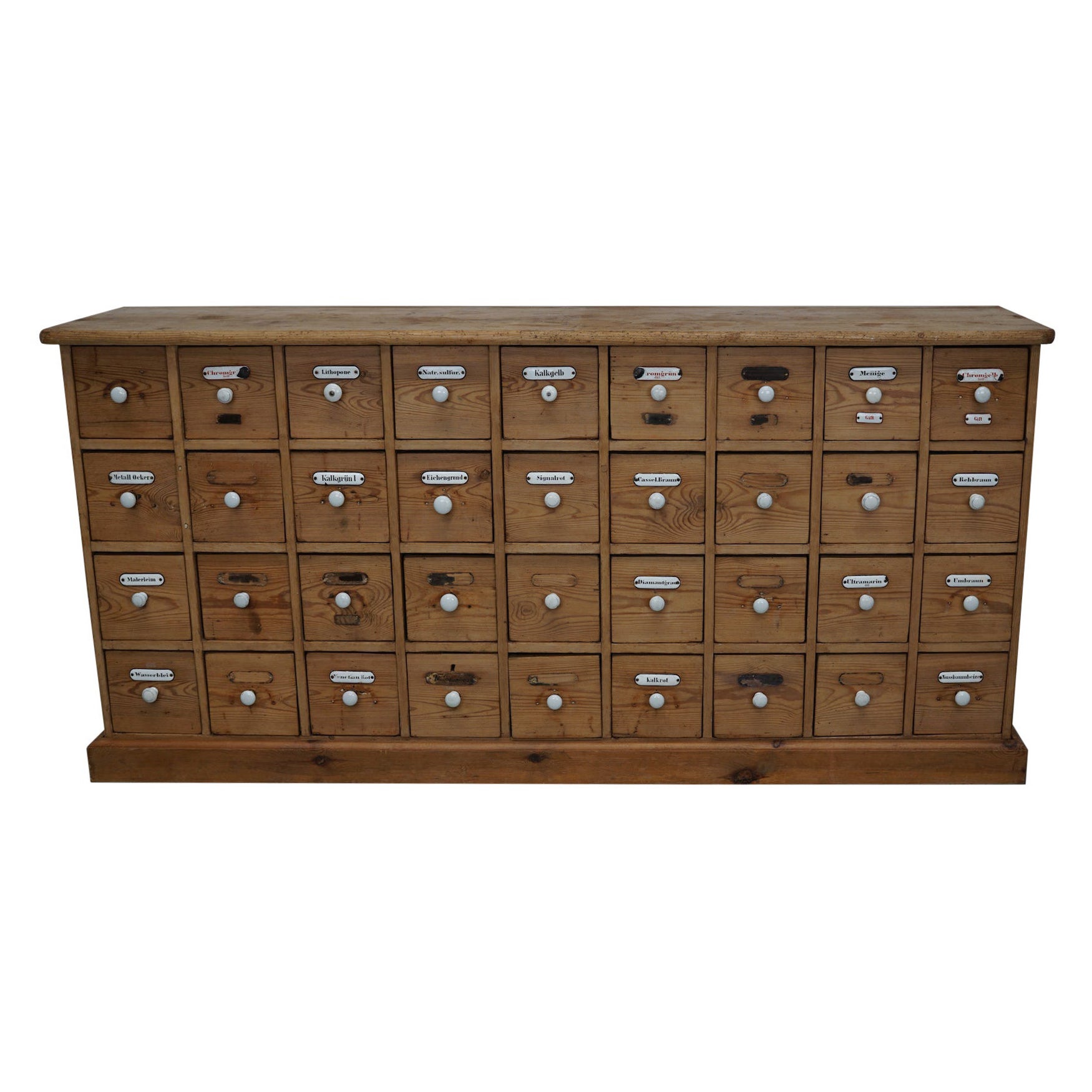 Antiker deutscher Apothekerschrank aus Kiefernholz mit Emaille-Schilden, 1900er Jahre im Angebot