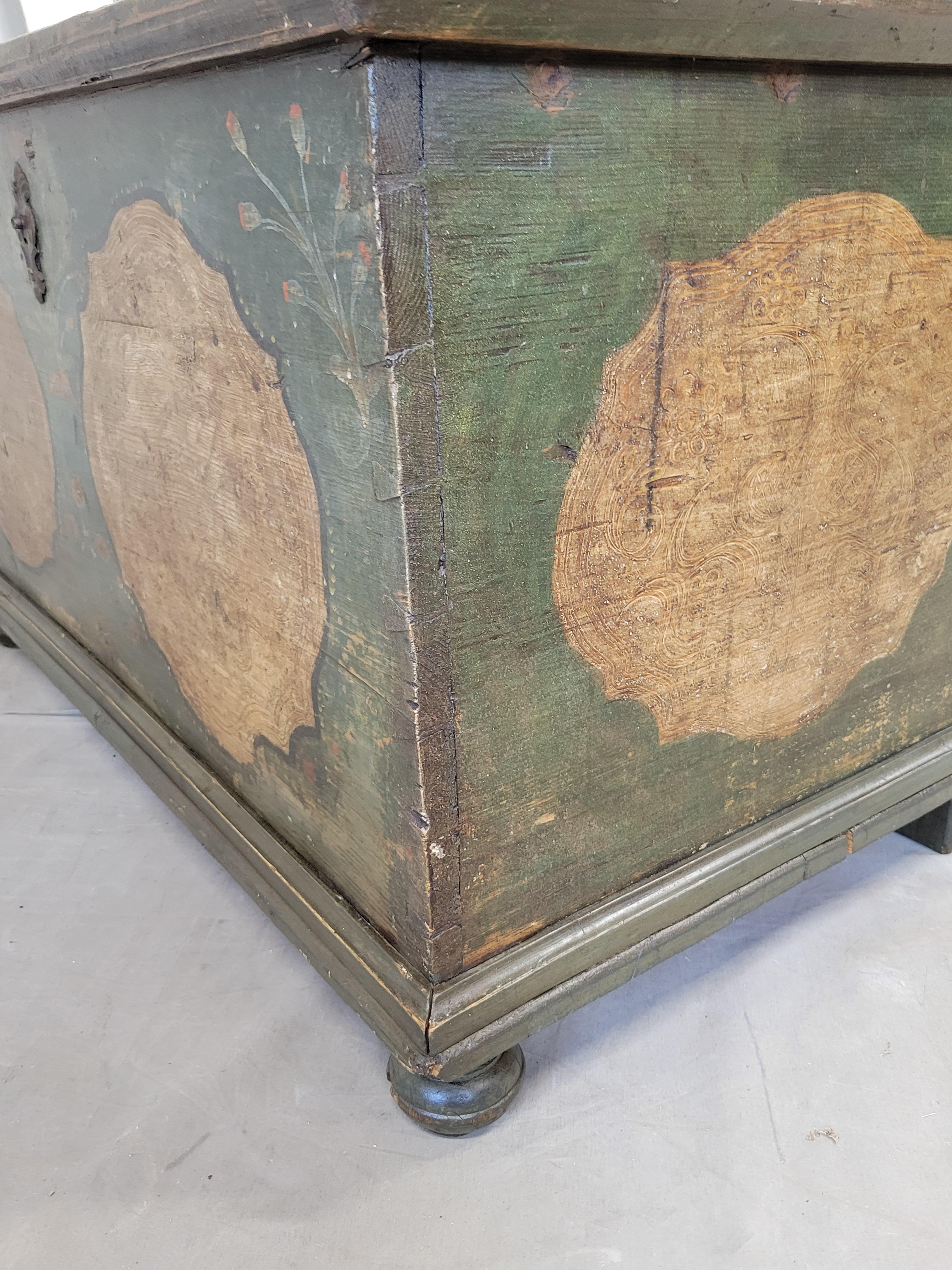 Ancienne commode allemande en pin avec peinture d'origine en vente 2