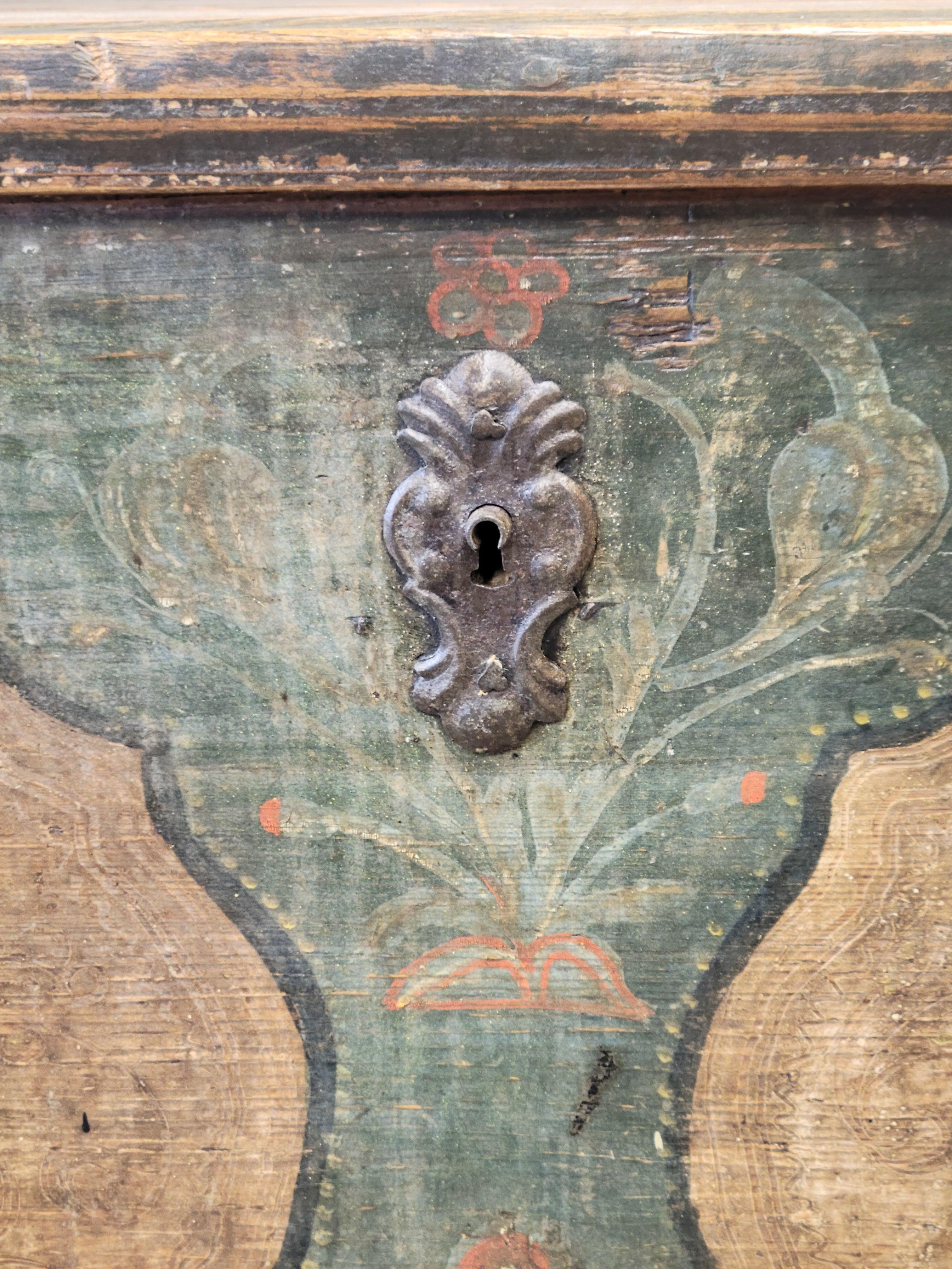 Ancienne commode allemande en pin avec peinture d'origine en vente 3