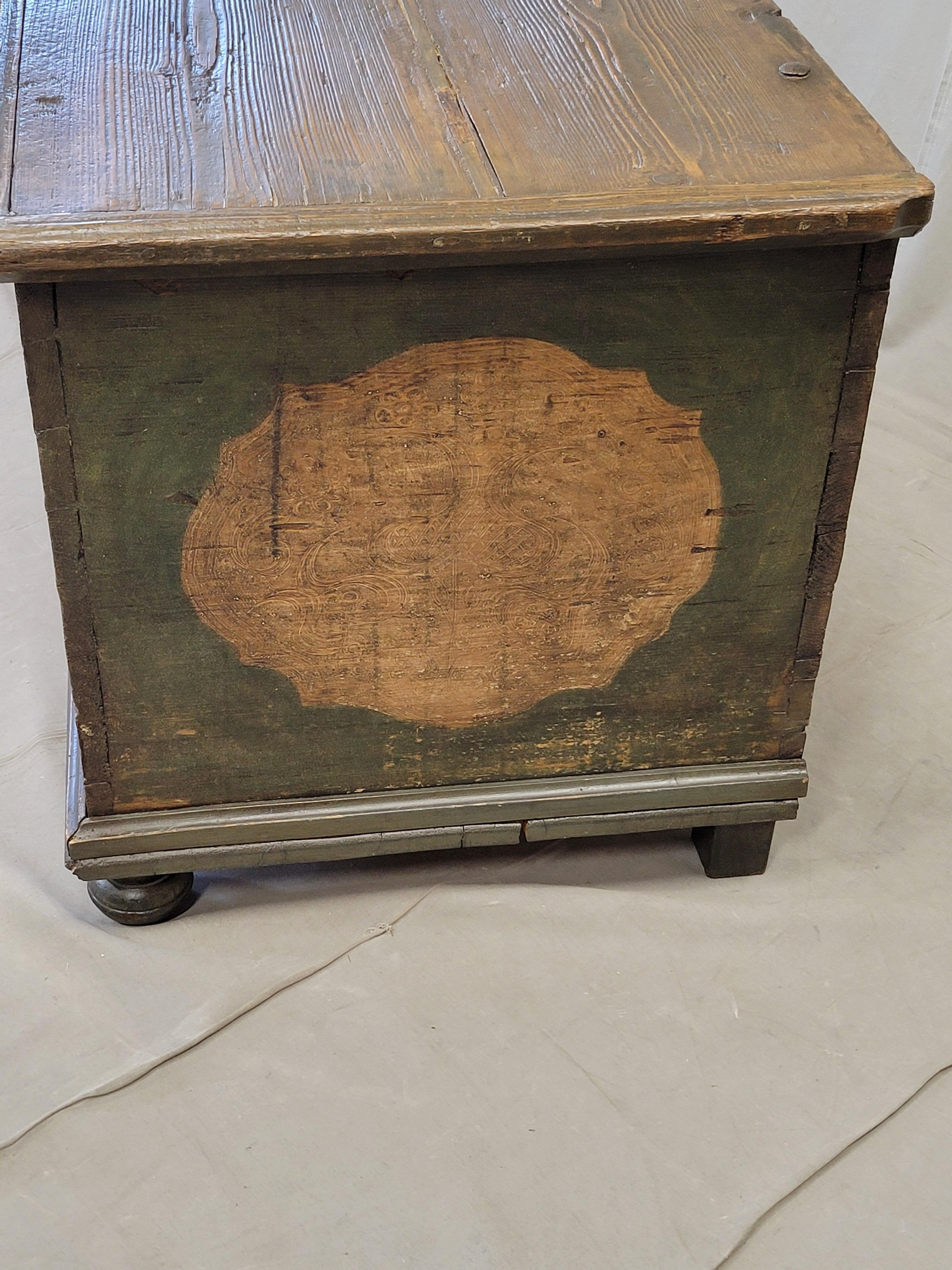 Ancienne commode allemande en pin avec peinture d'origine en vente 6