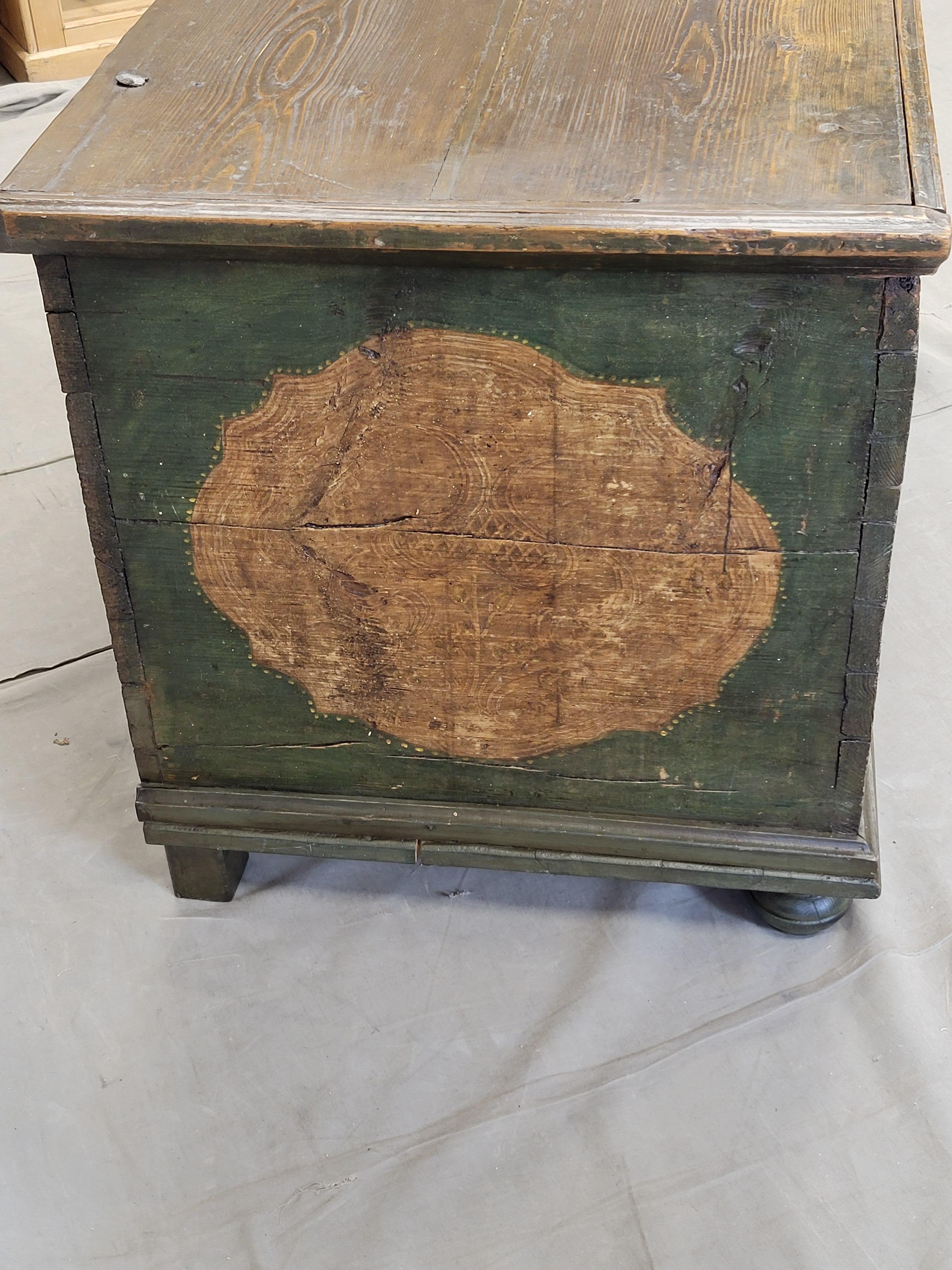 Ancienne commode allemande en pin avec peinture d'origine en vente 7