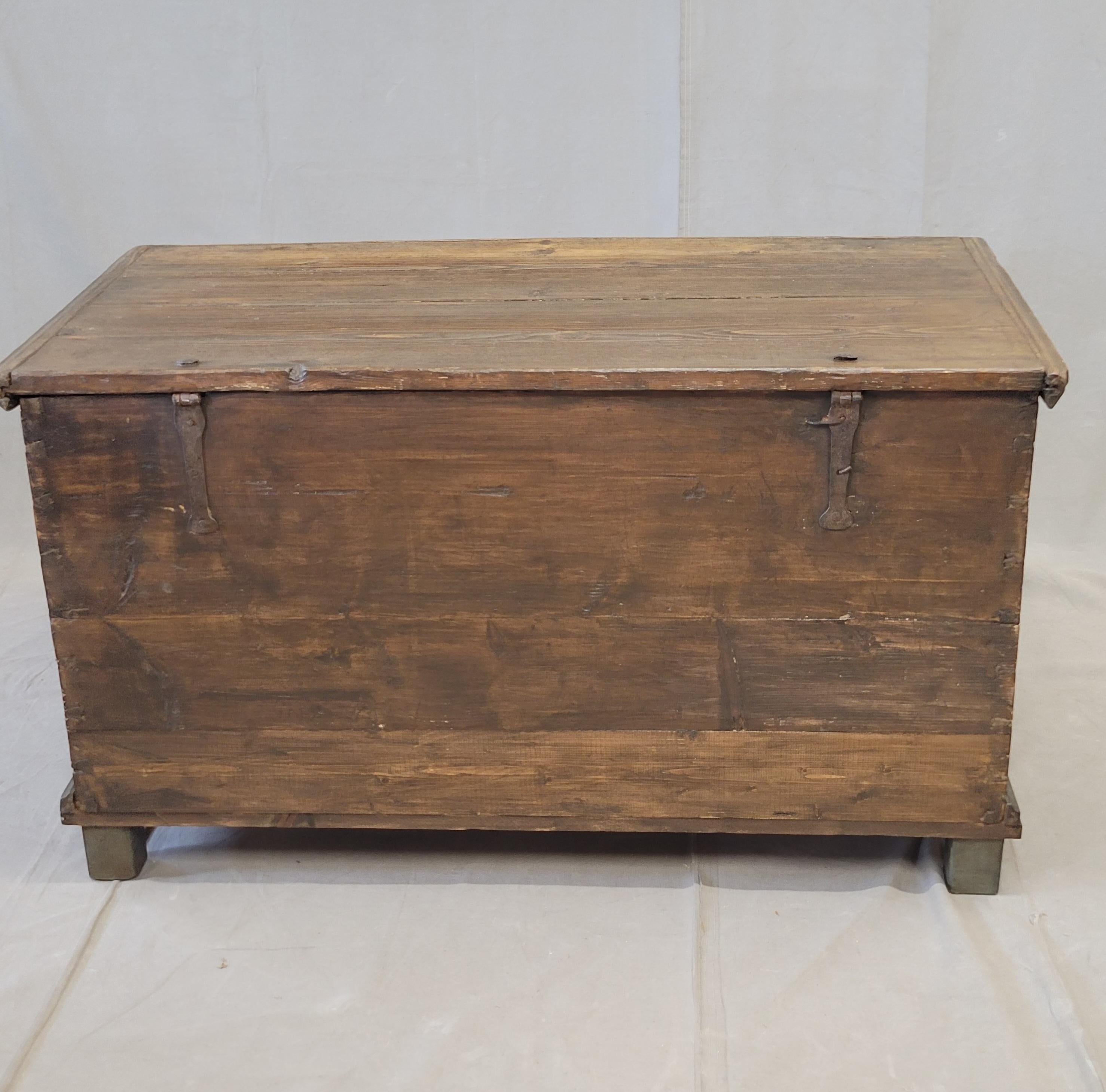 Ancienne commode allemande en pin avec peinture d'origine en vente 8