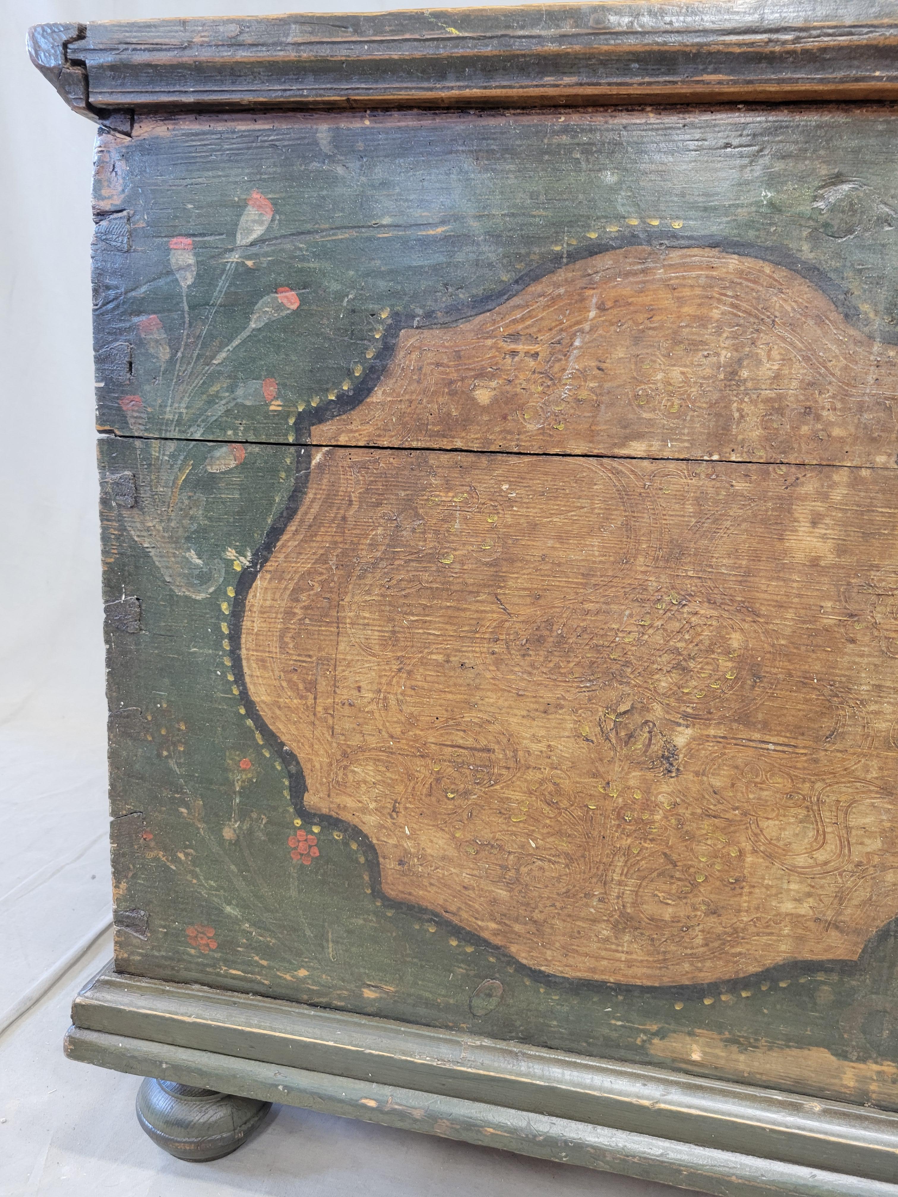 Allemand Ancienne commode allemande en pin avec peinture d'origine en vente