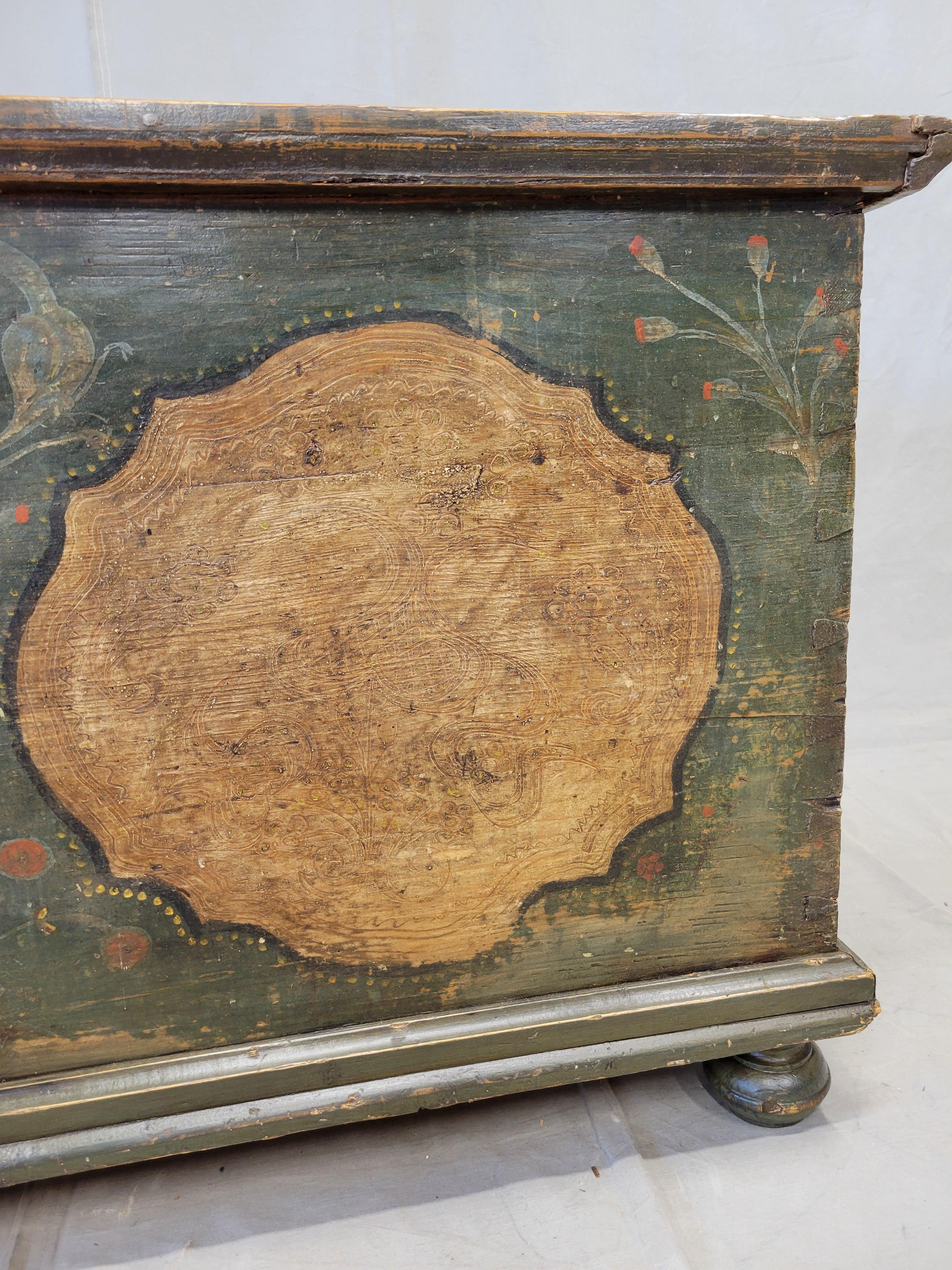 Fait main Ancienne commode allemande en pin avec peinture d'origine en vente