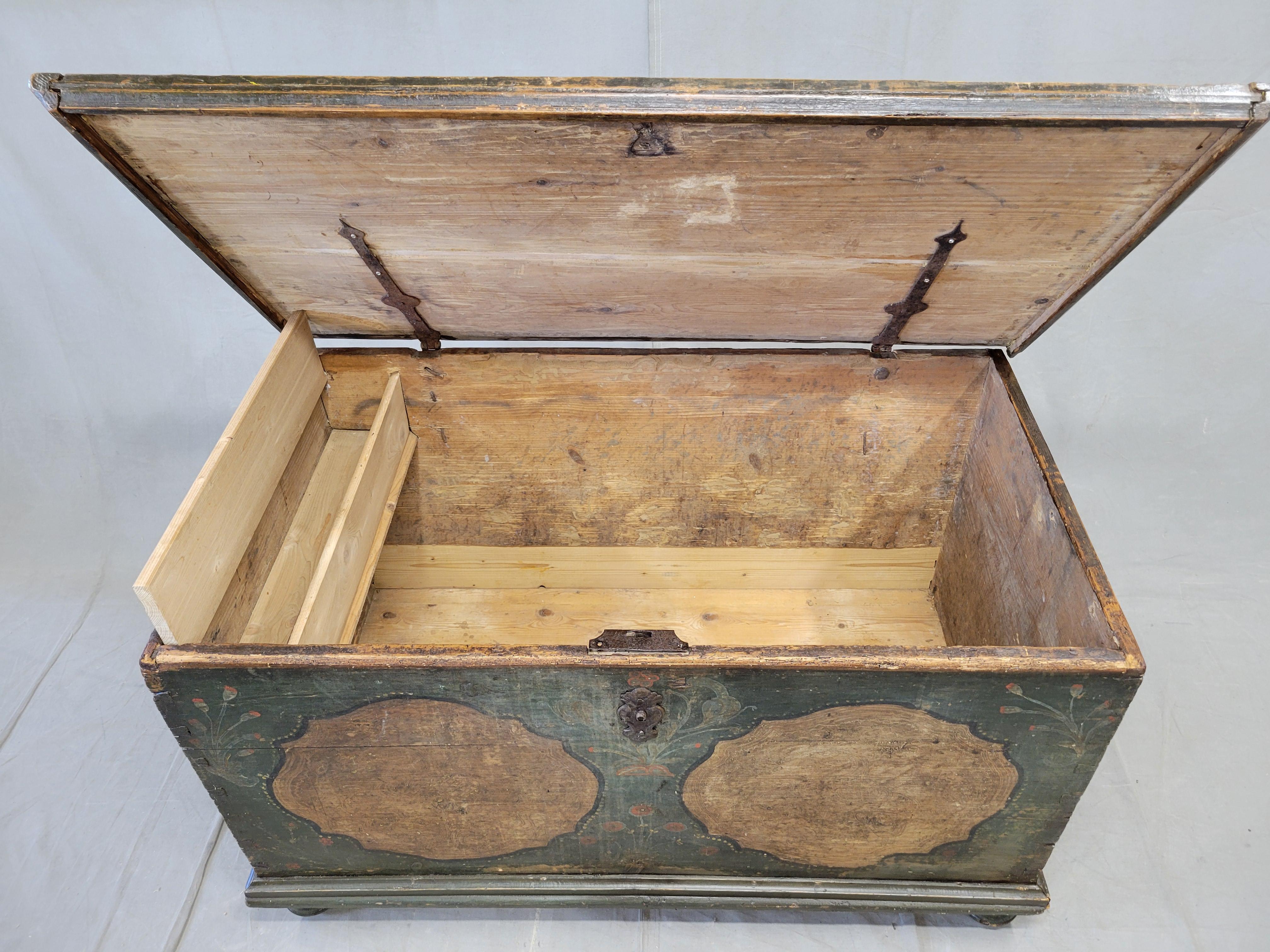 Ancienne commode allemande en pin avec peinture d'origine Bon état - En vente à Centennial, CO