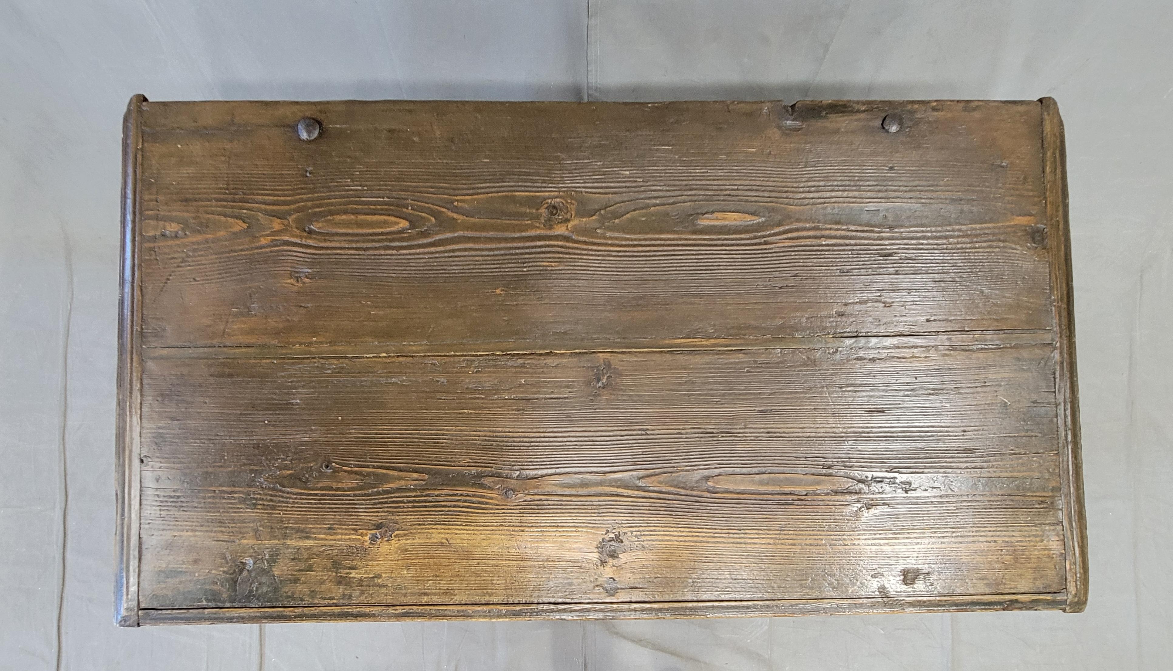 XIXe siècle Ancienne commode allemande en pin avec peinture d'origine en vente