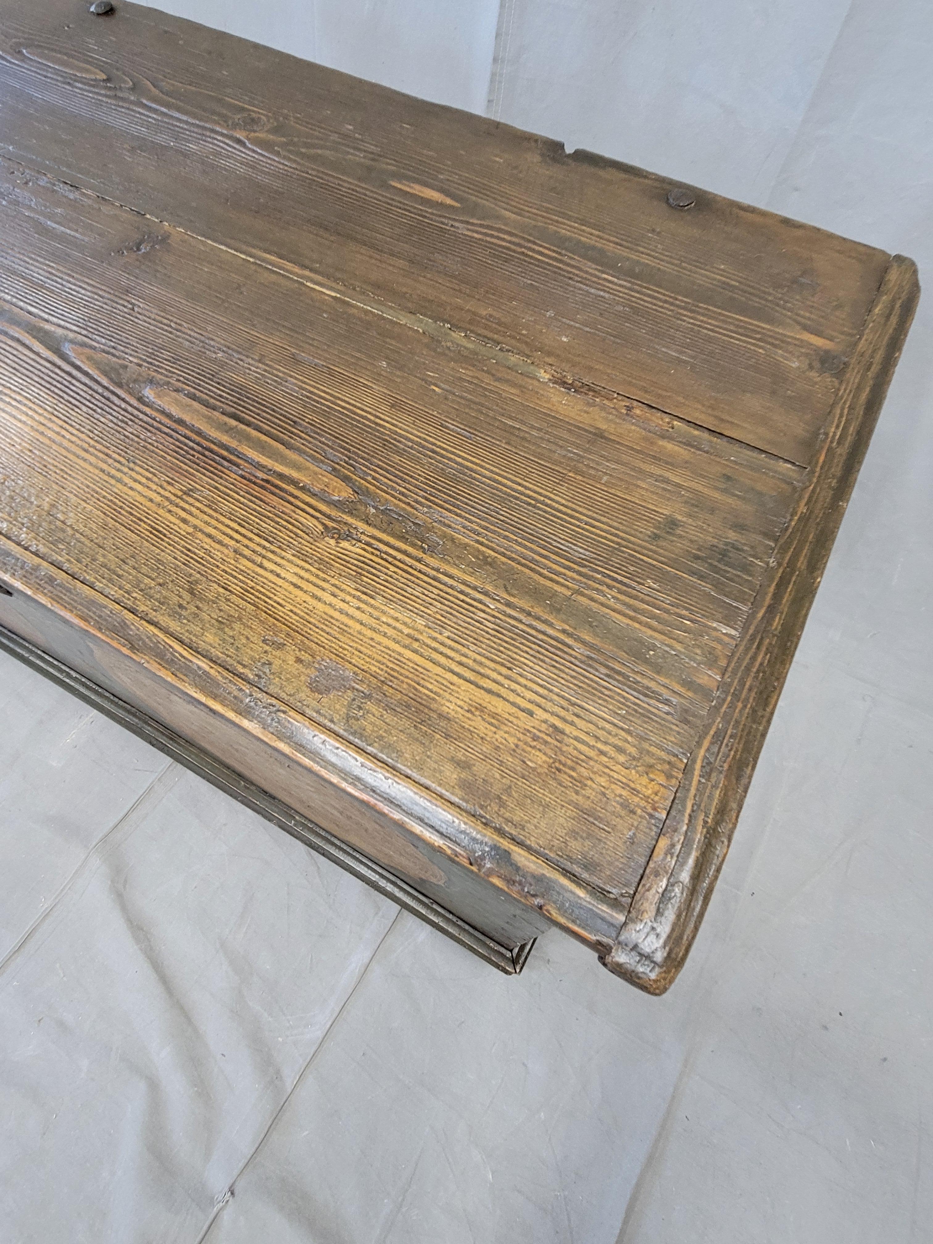 Fer Ancienne commode allemande en pin avec peinture d'origine en vente