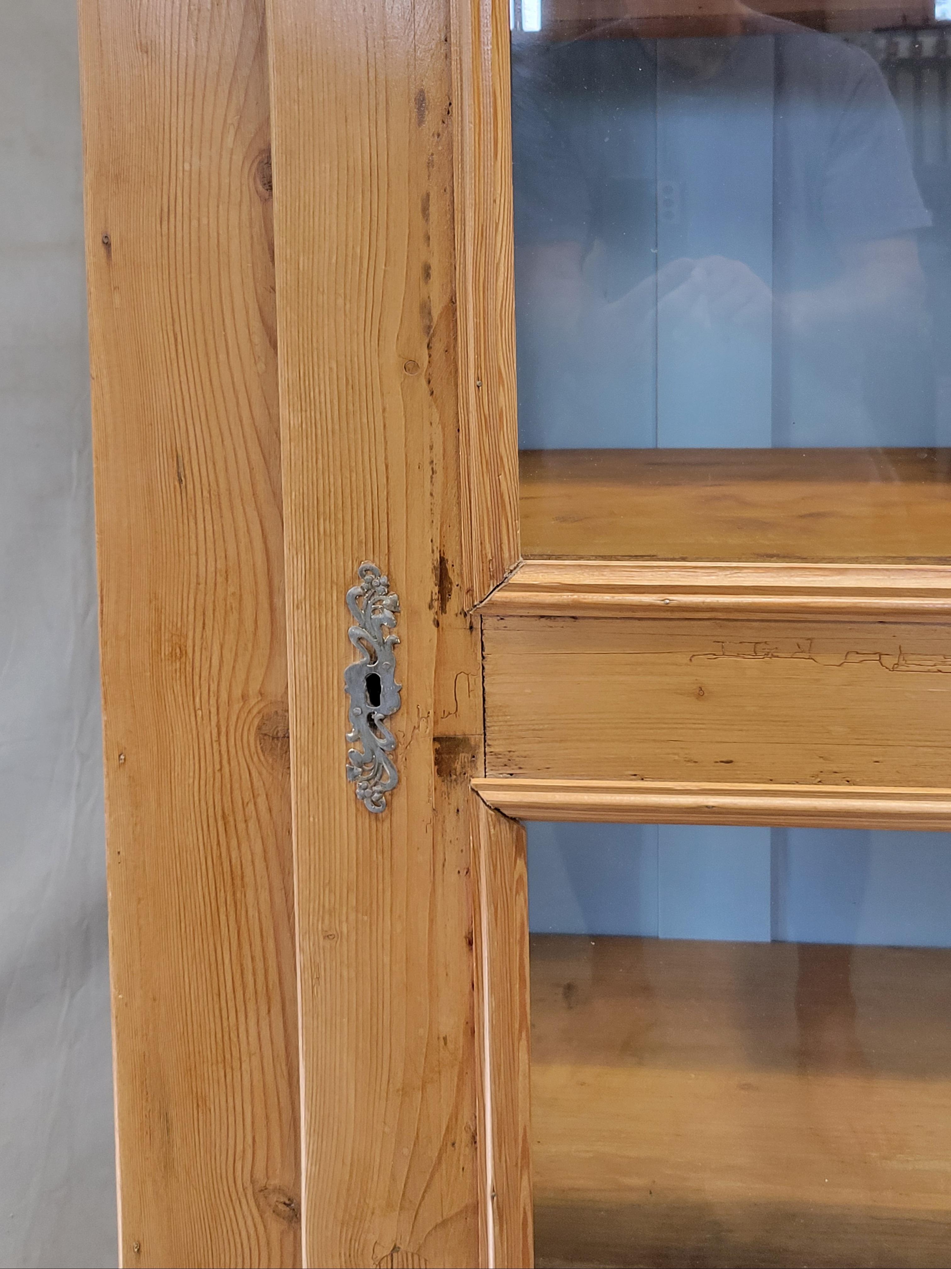 Antigua vitrina alemana de pino con interior pintado de azul Hecho a mano en venta