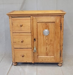 Ancienne armoire à tarte ou à garde-manger en pin allemand fermant à clé